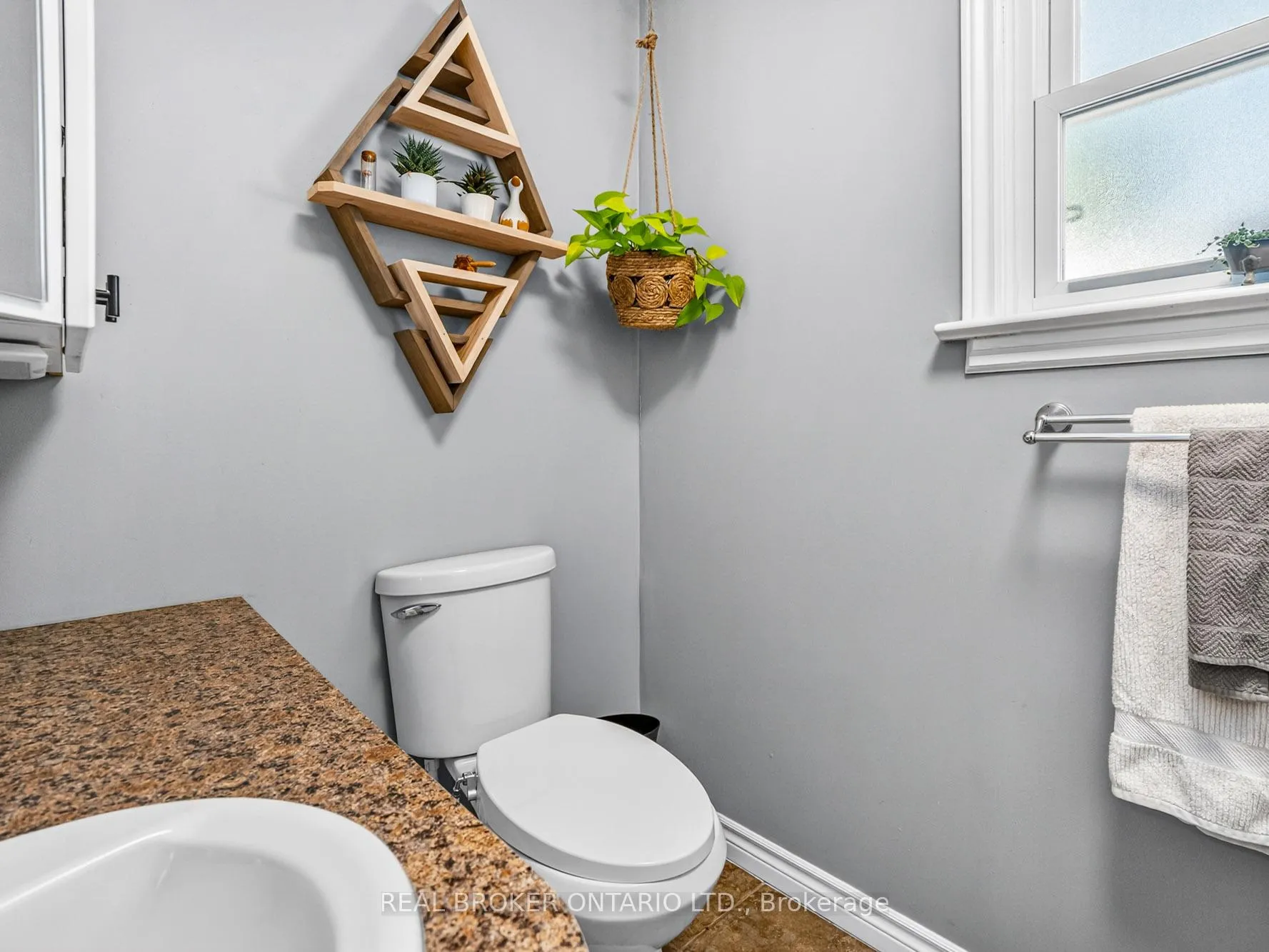 Photo 15 of 21 Hilda Street, St. Catharines, Western Hill — HOMEH