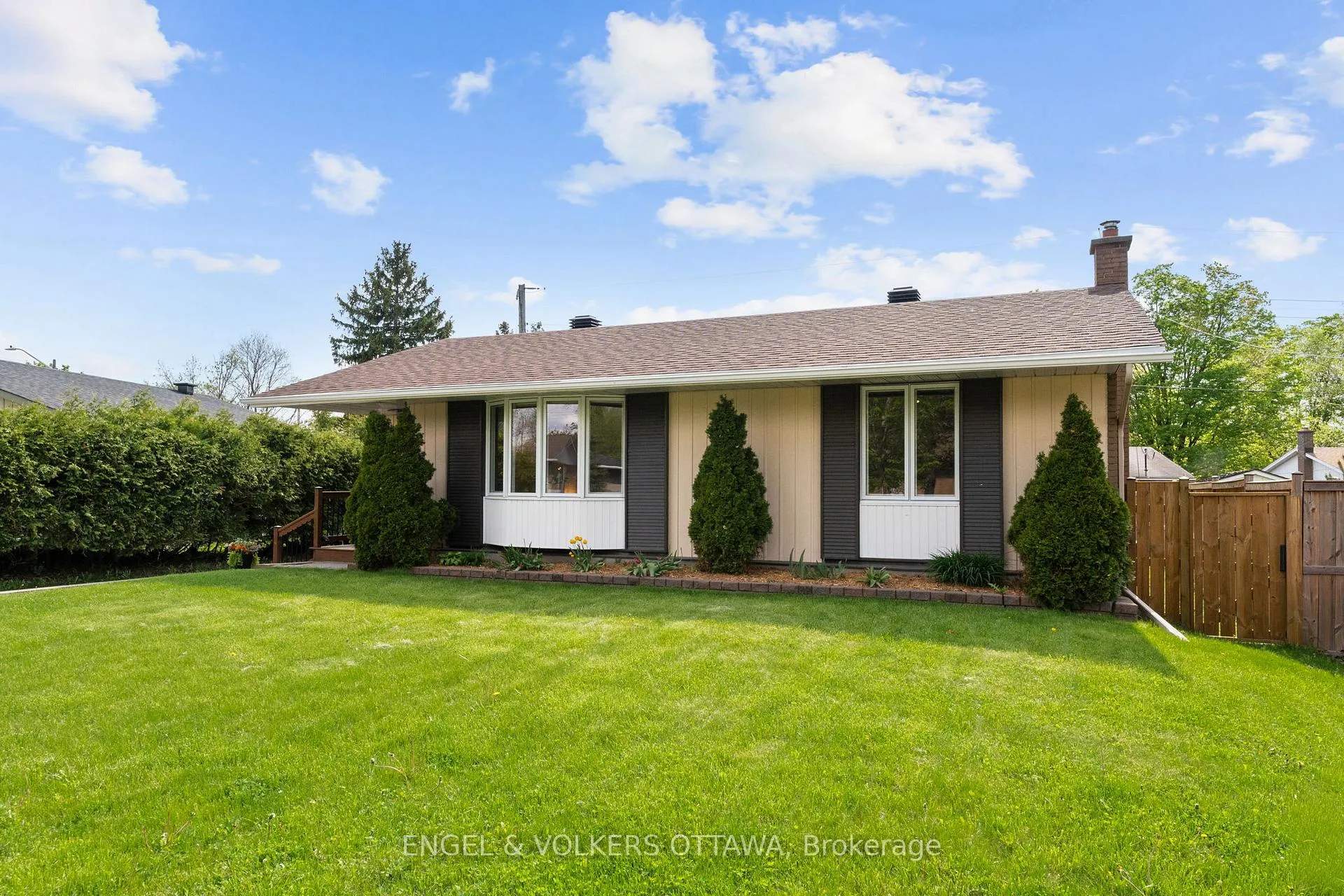 Photo 4 of 1056 Hindley Street, Ottawa, Queensway Terrace North — HOMEH