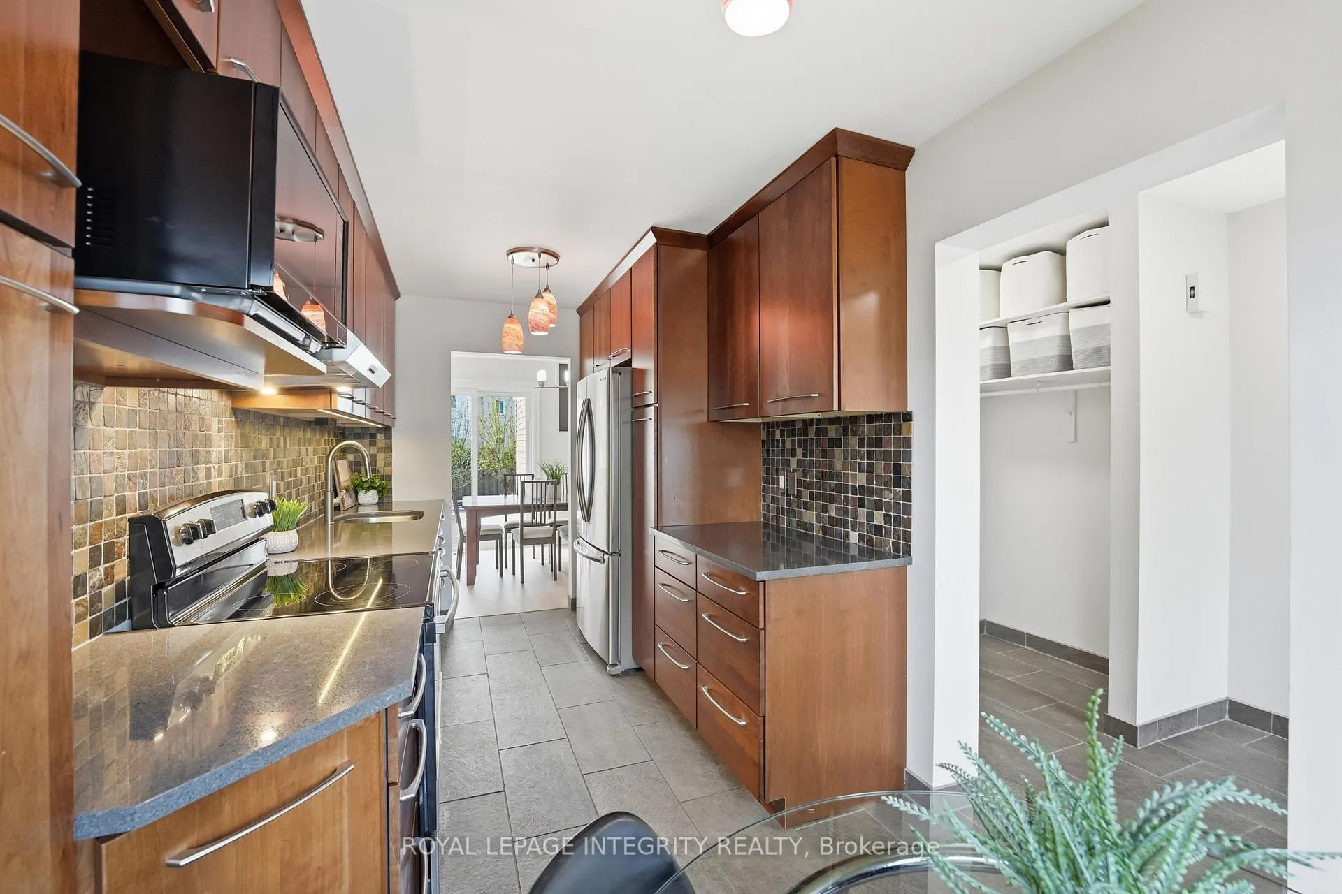 Photo 3 of 40 Barra Avenue, Ottawa, Kanata - Glencairn/Hazeldean — HOMEH