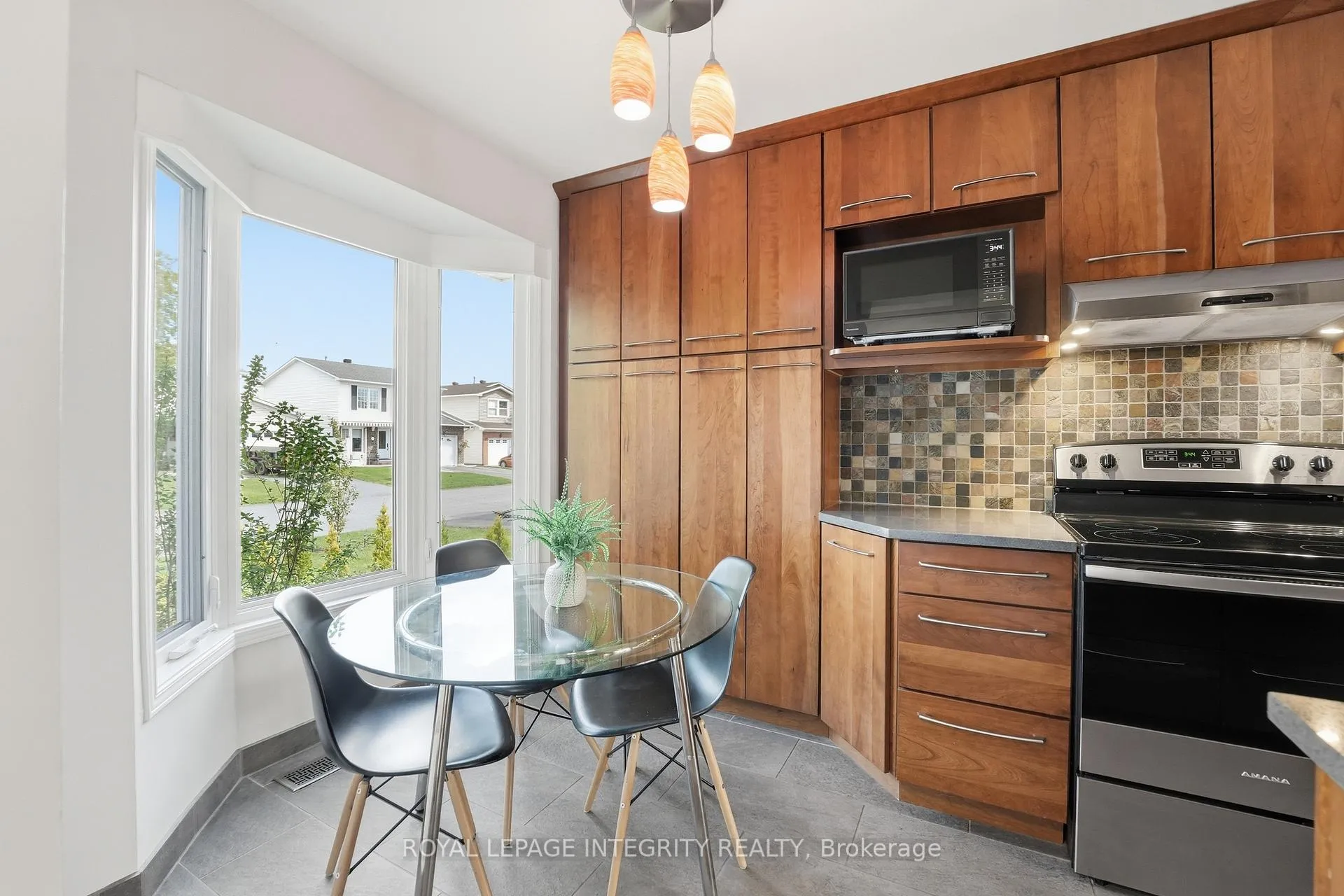 Photo 5 of 40 Barra Avenue, Ottawa, Kanata - Glencairn/Hazeldean — HOMEH