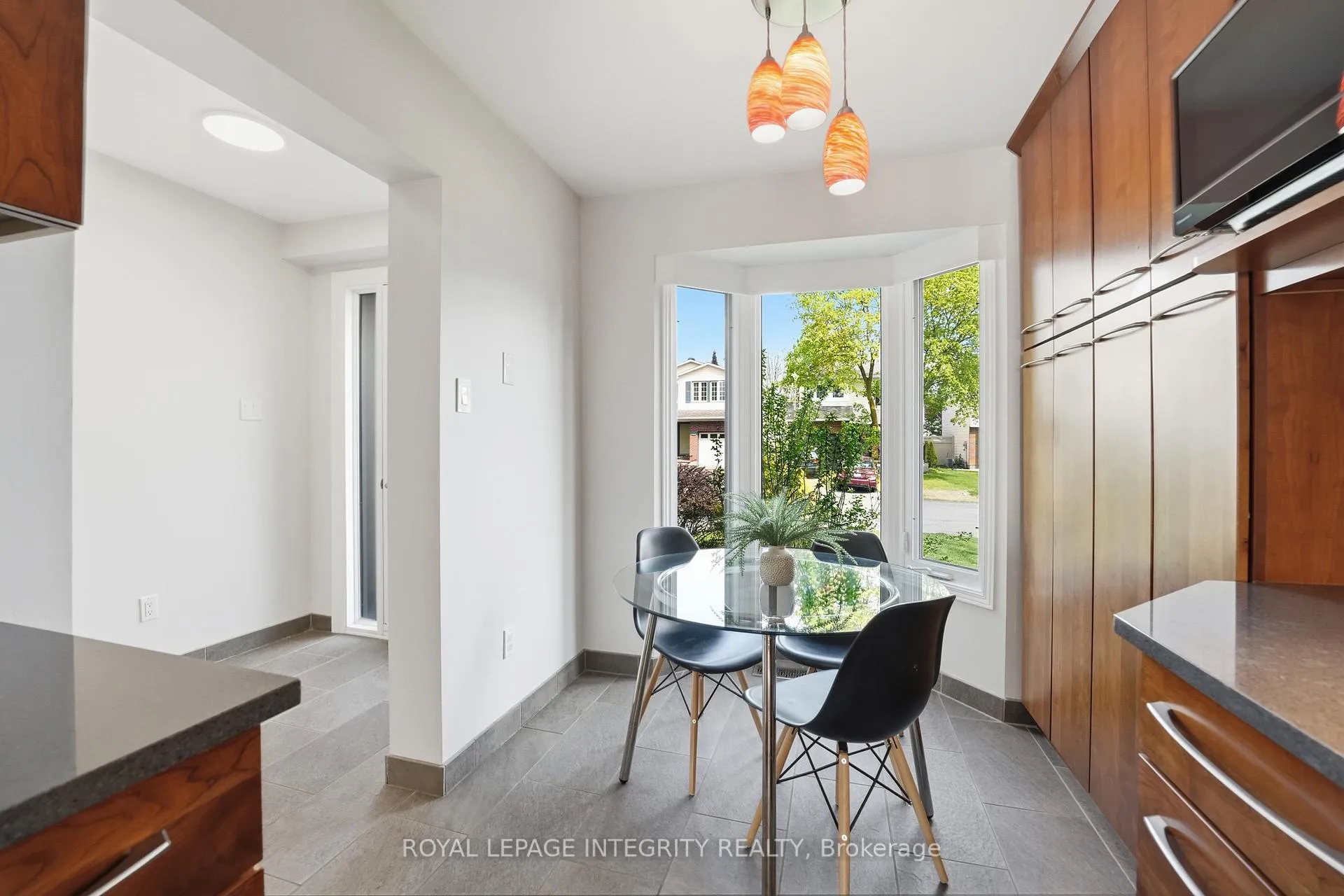 Photo 6 of 40 Barra Avenue, Ottawa, Kanata - Glencairn/Hazeldean — HOMEH