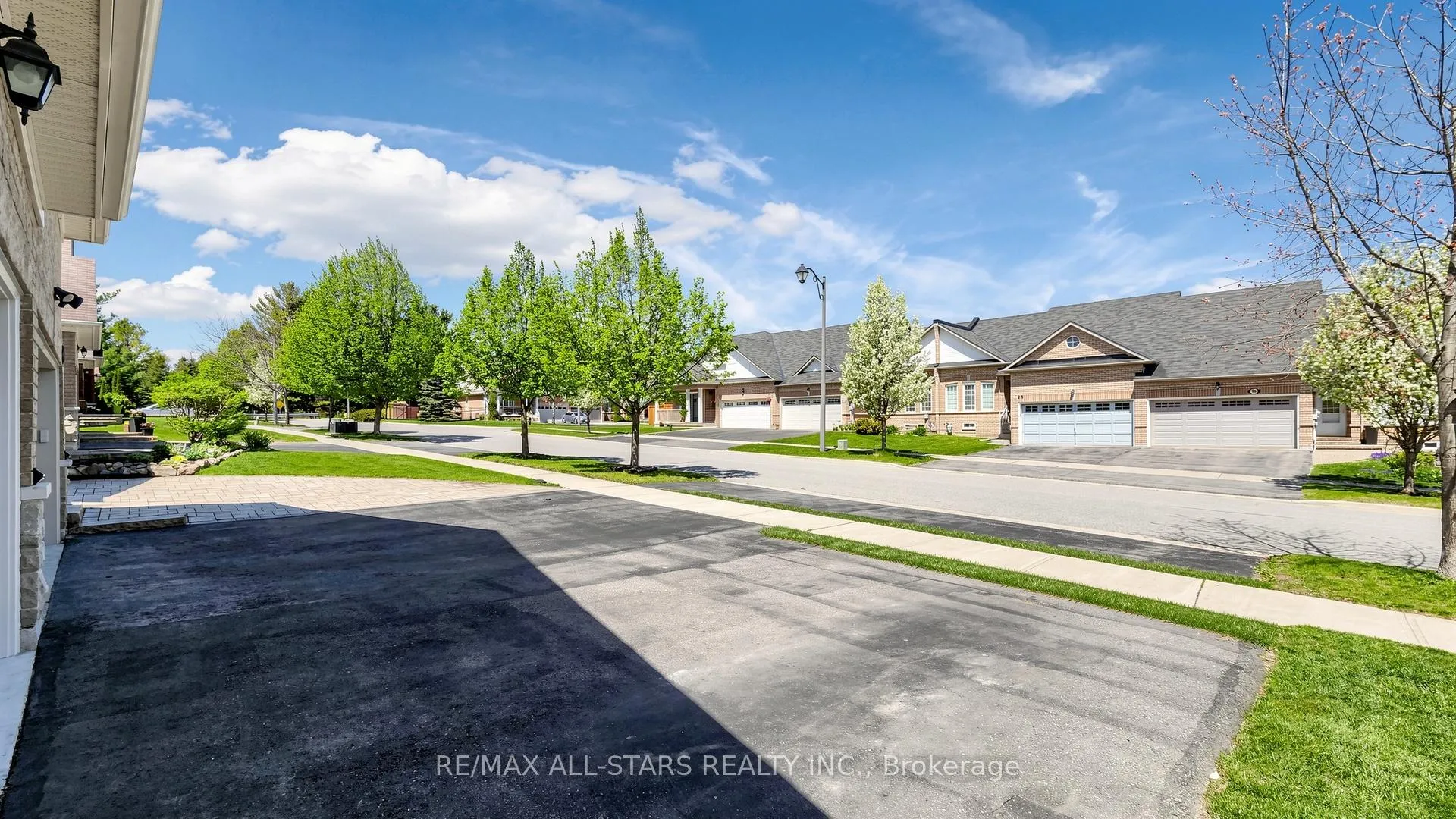 Photo 2 of 22 Geo Izatt Drive, Uxbridge — HOMEH