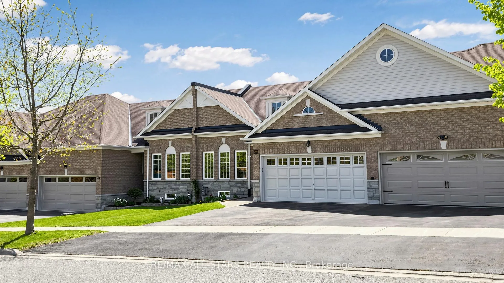 Photo 3 of 22 Geo Izatt Drive, Uxbridge — HOMEH