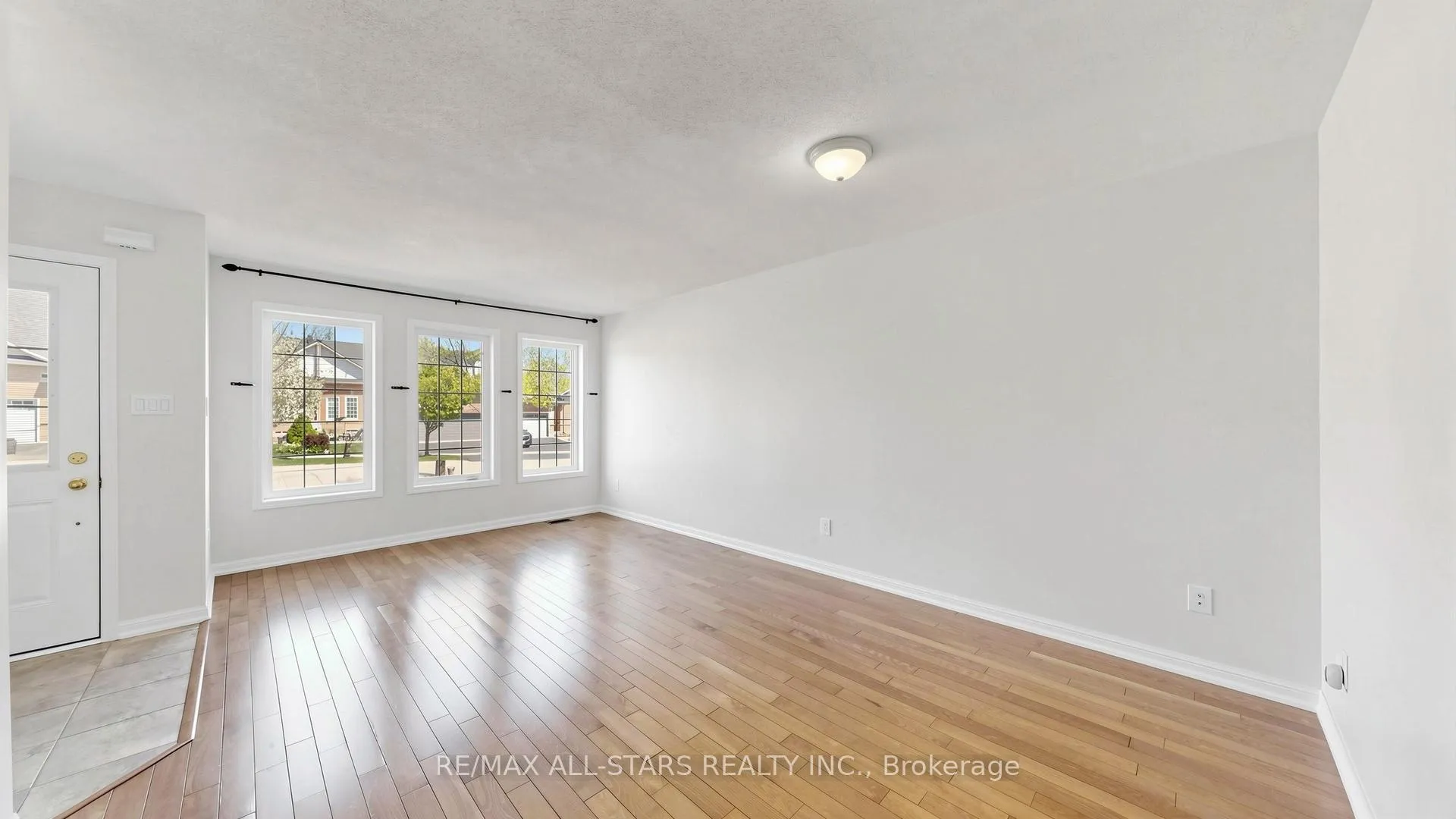 Photo 5 of 22 Geo Izatt Drive, Uxbridge — HOMEH