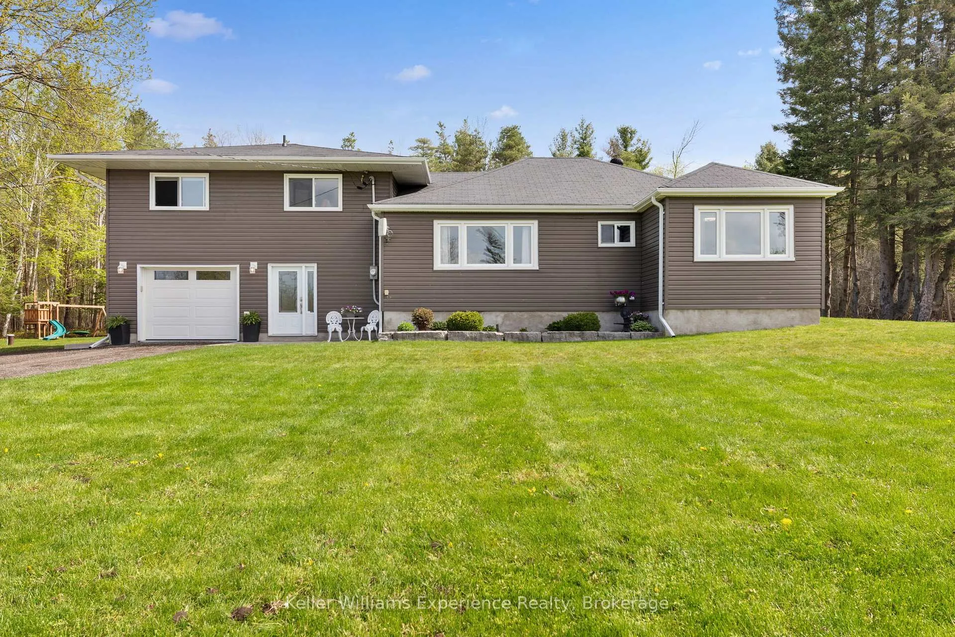 Photo 3 of 5525 Penetanguishene Road, Springwater, Rural Springwater — HOMEH