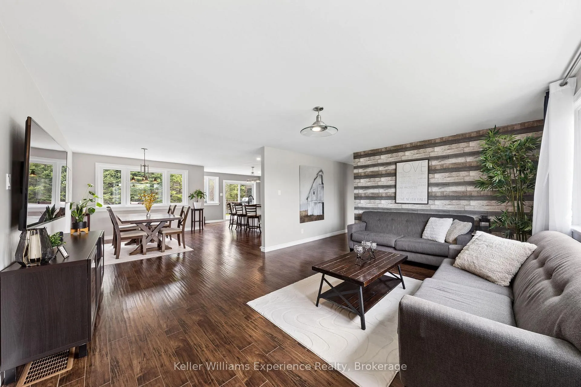 Photo 9 of 5525 Penetanguishene Road, Springwater, Rural Springwater — HOMEH