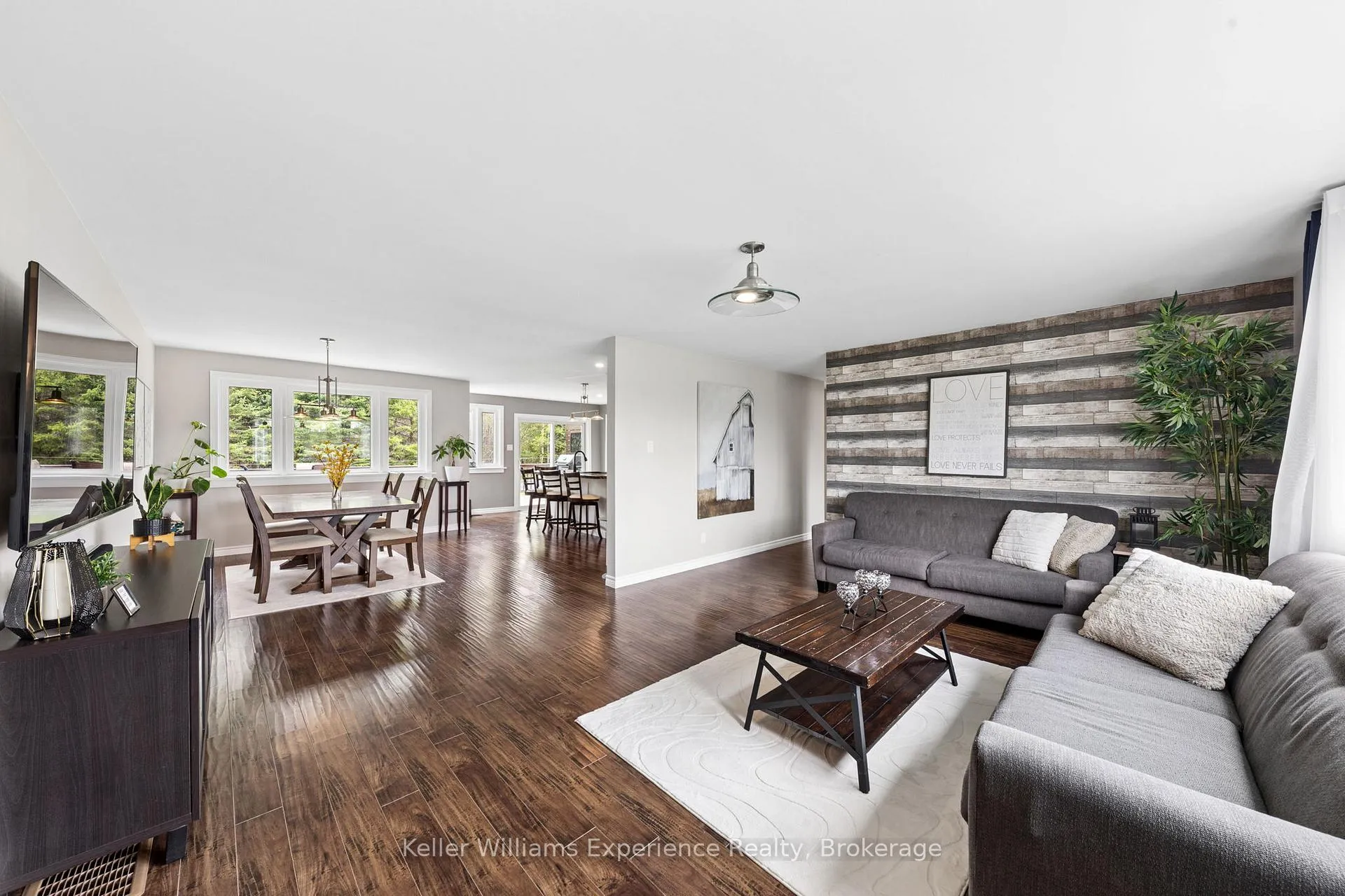 Photo 13 of 5525 Penetanguishene Road, Springwater, Rural Springwater — HOMEH
