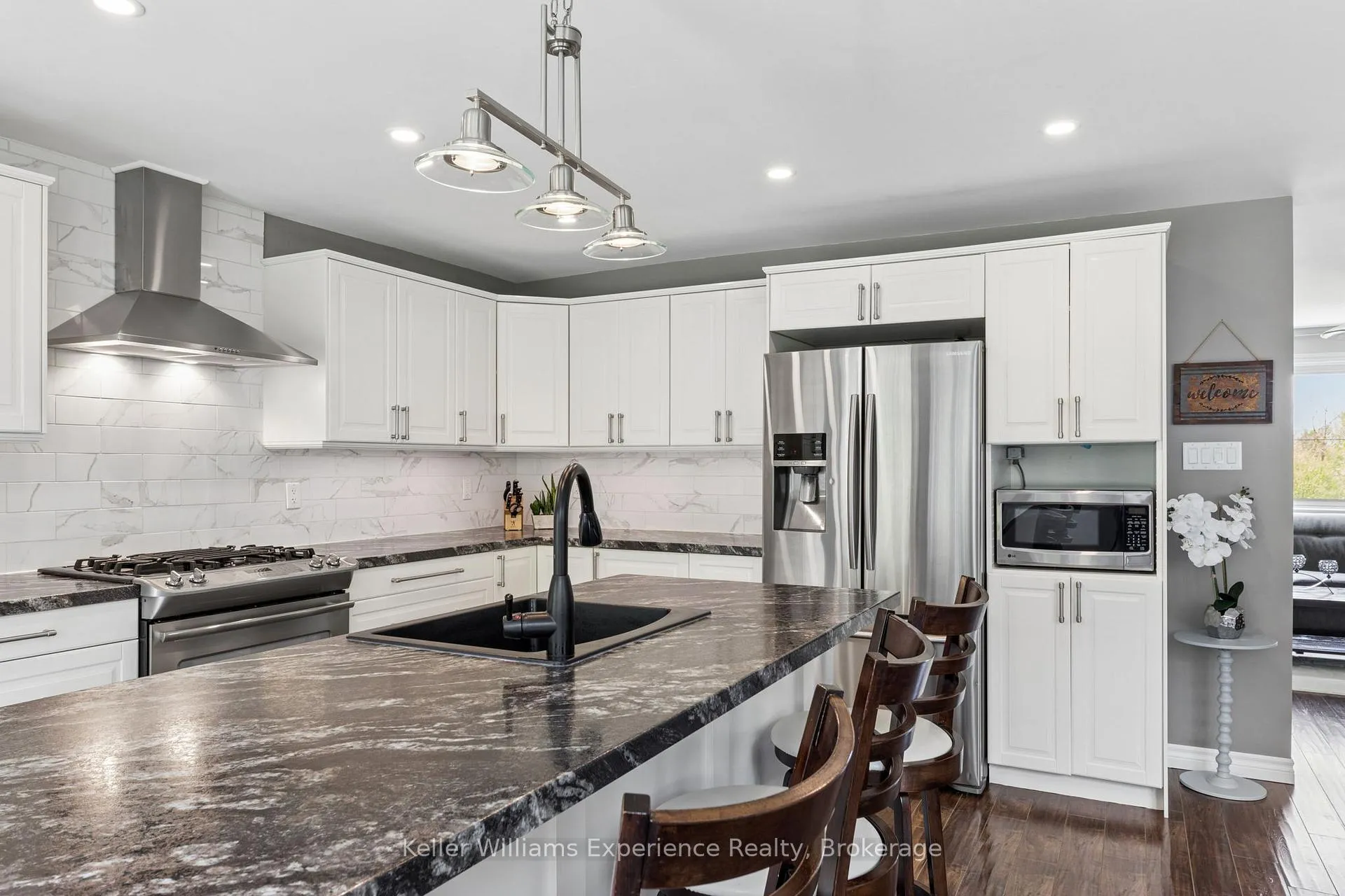 Photo 15 of 5525 Penetanguishene Road, Springwater, Rural Springwater — HOMEH