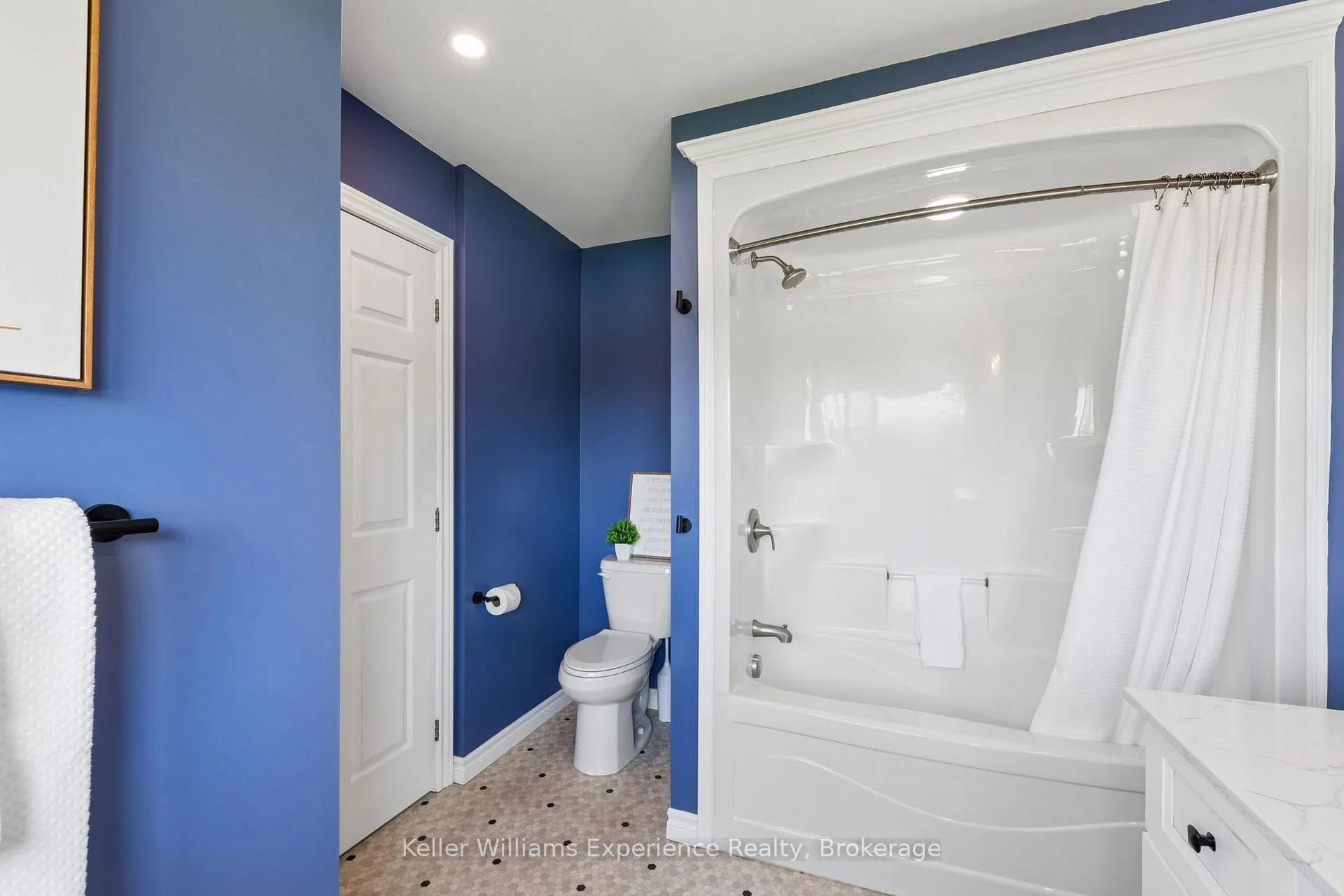 Photo 28 of 5525 Penetanguishene Road, Springwater, Rural Springwater — HOMEH
