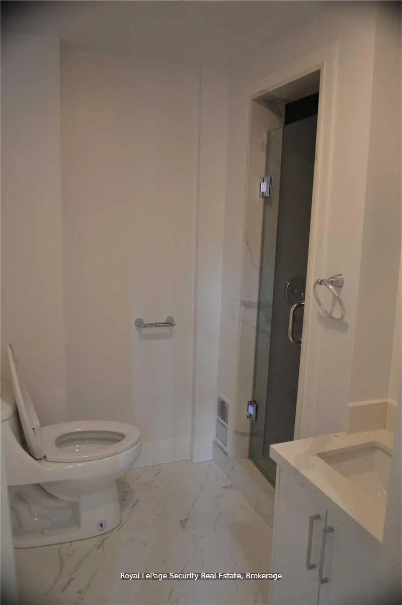 Photo 6 of Unit Main, 6 Rusholme Park Crescent, Toronto, Little Portugal — HOMEH
