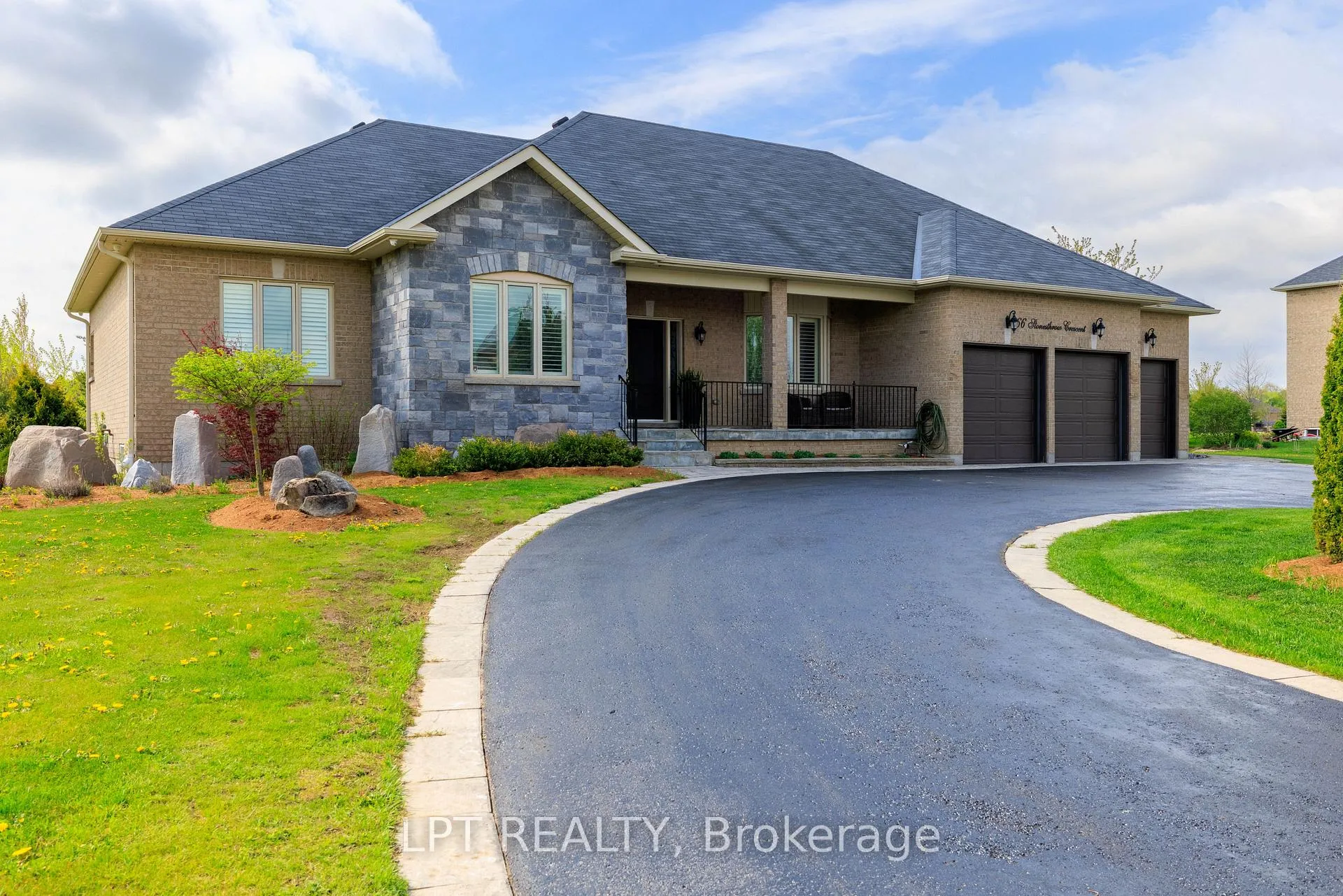 Photo 3 of 66 Stonesthrow Crescent, Uxbridge, Rural Uxbridge — HOMEH