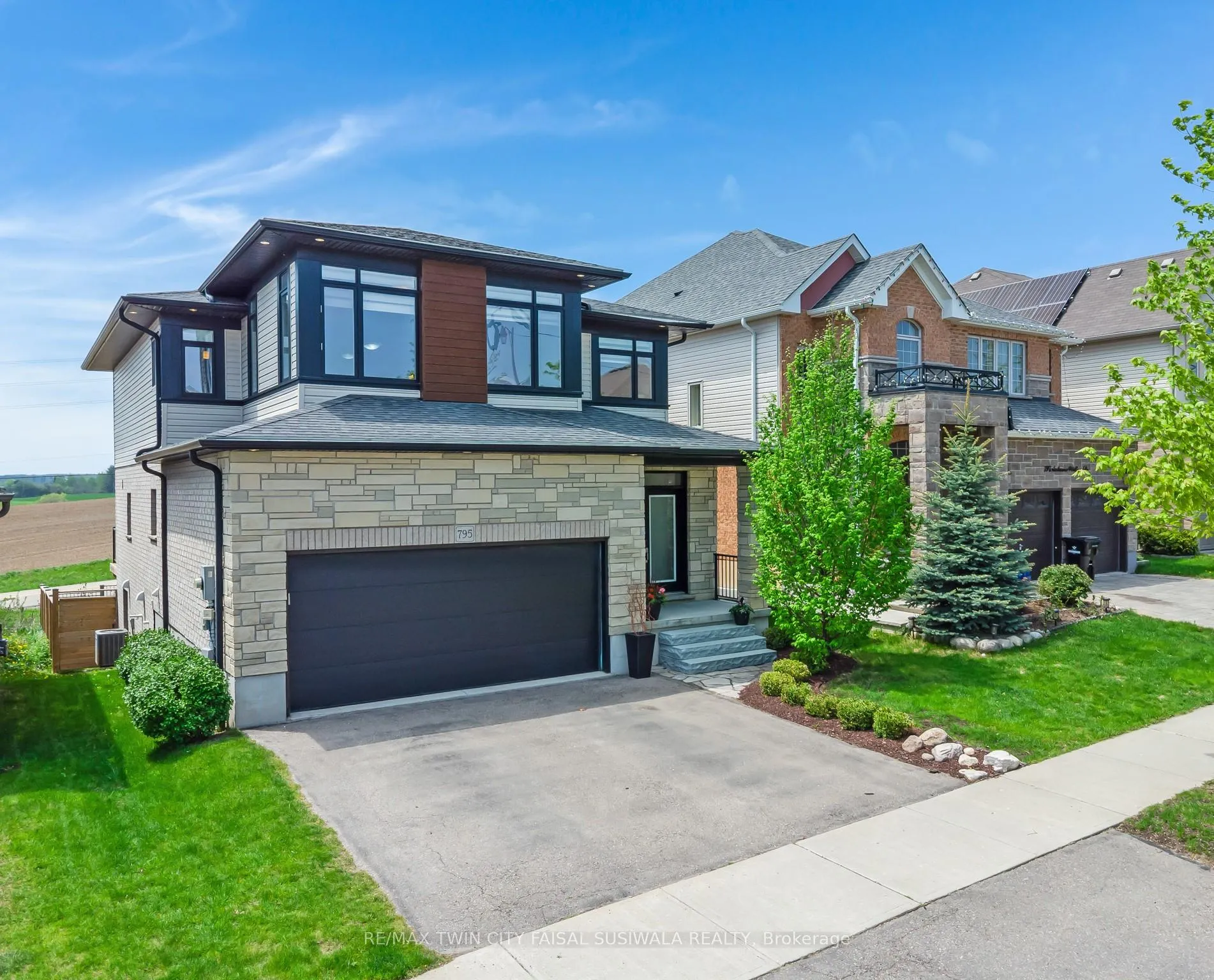 Photo 2 of 795 Autumn Willow Drive, Waterloo — HOMEH