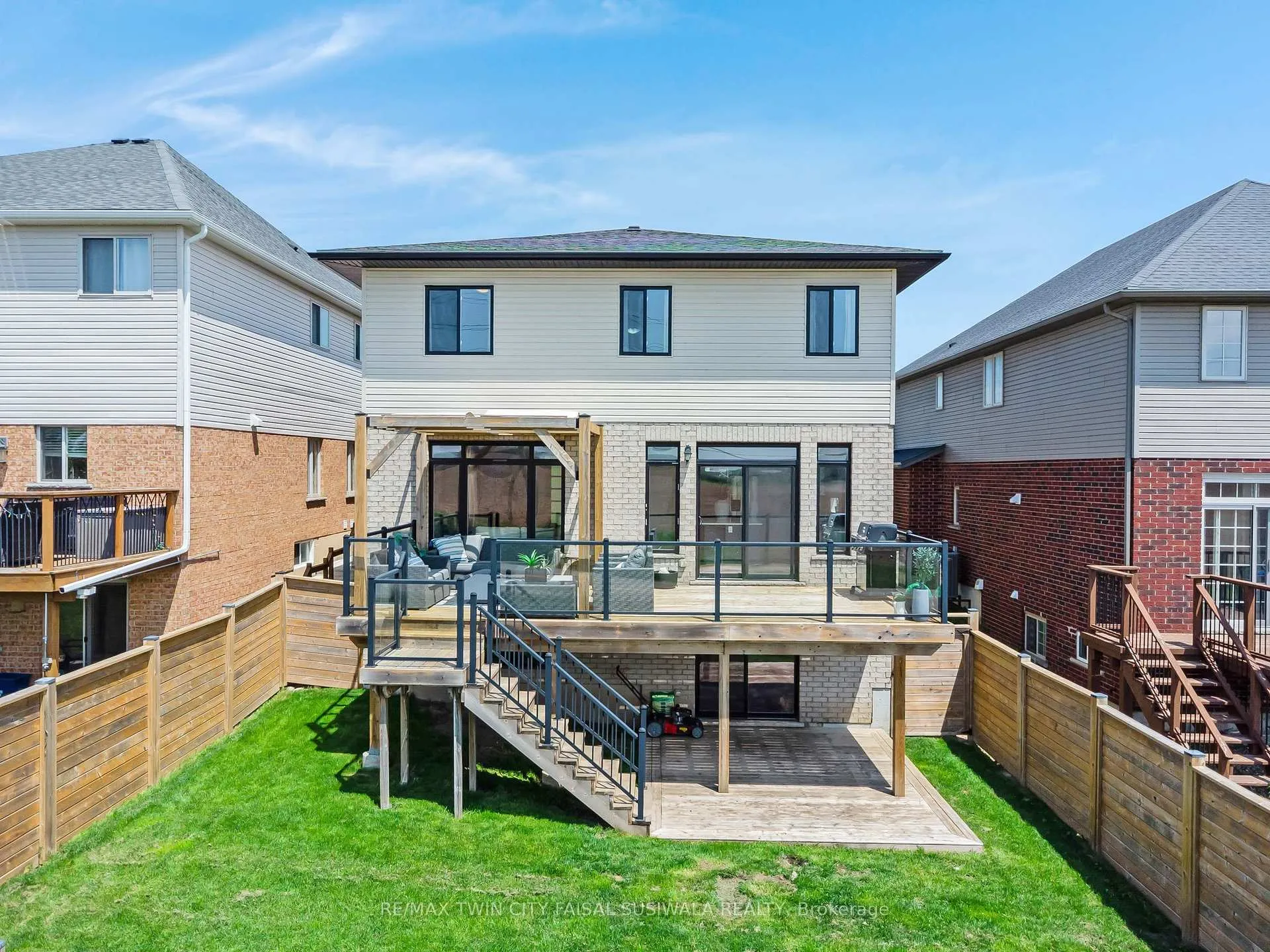 Photo 3 of 795 Autumn Willow Drive, Waterloo — HOMEH