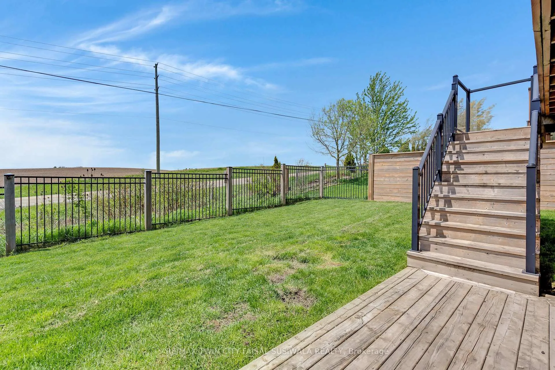 Photo 4 of 795 Autumn Willow Drive, Waterloo — HOMEH
