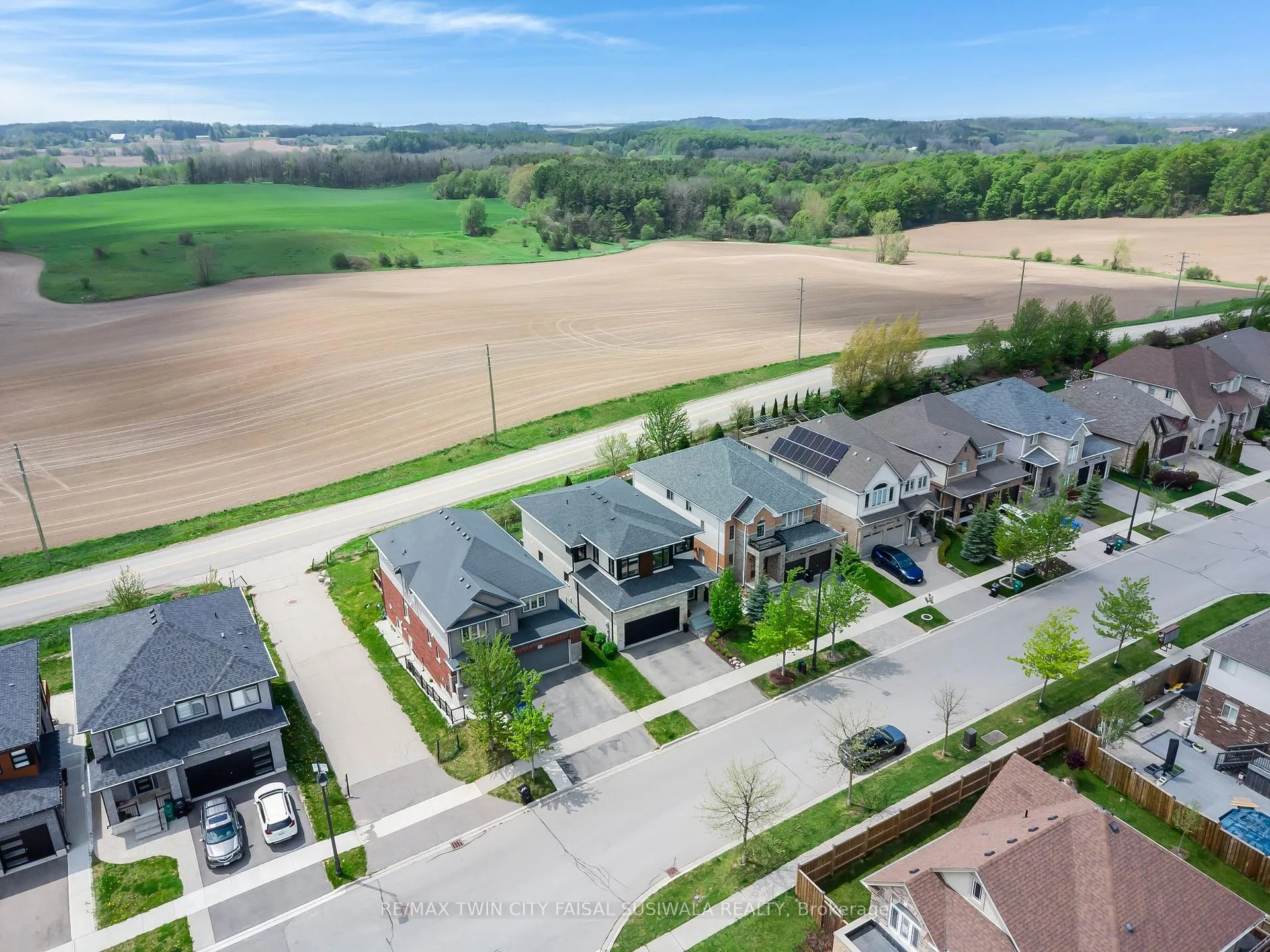 Photo 10 of 795 Autumn Willow Drive, Waterloo — HOMEH