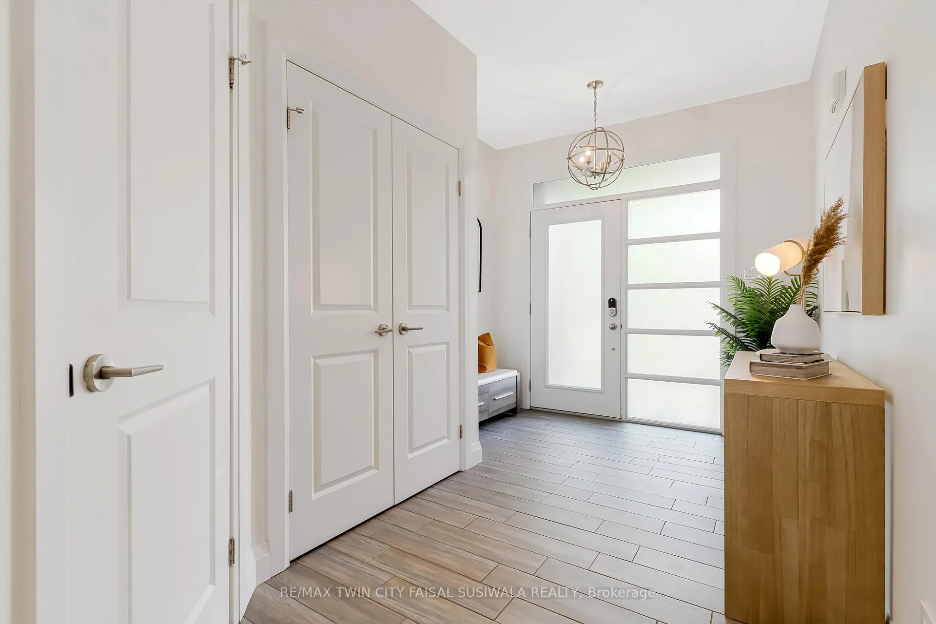 Photo 13 of 795 Autumn Willow Drive, Waterloo — HOMEH