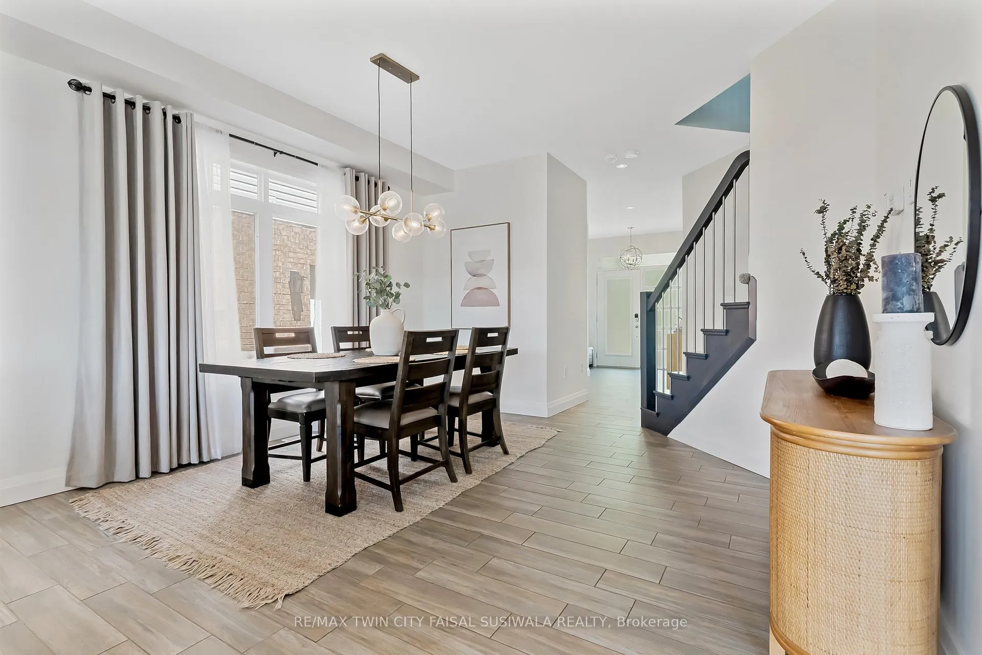 Photo 17 of 795 Autumn Willow Drive, Waterloo — HOMEH