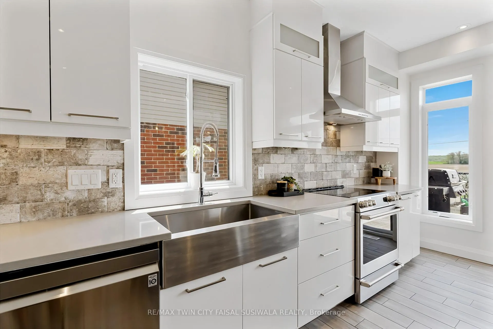 Photo 23 of 795 Autumn Willow Drive, Waterloo — HOMEH