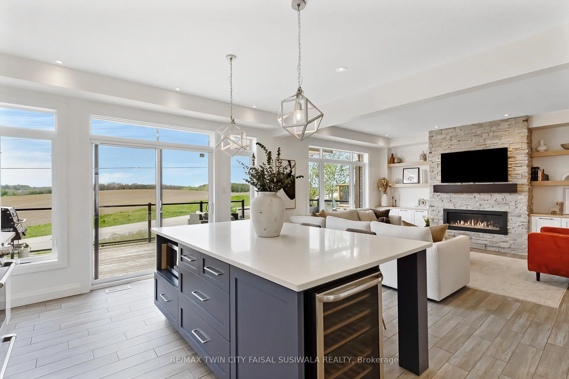 Photo 24 of 795 Autumn Willow Drive, Waterloo — HOMEH