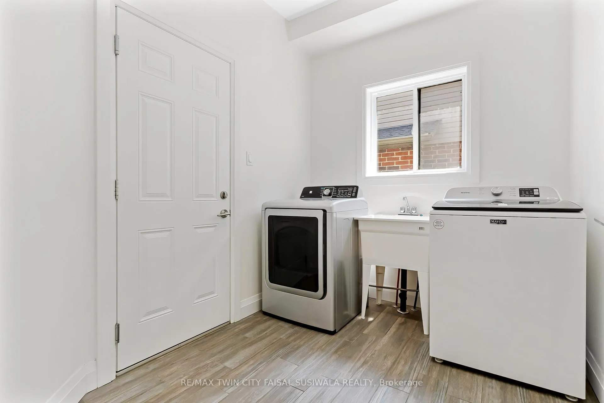Photo 25 of 795 Autumn Willow Drive, Waterloo — HOMEH