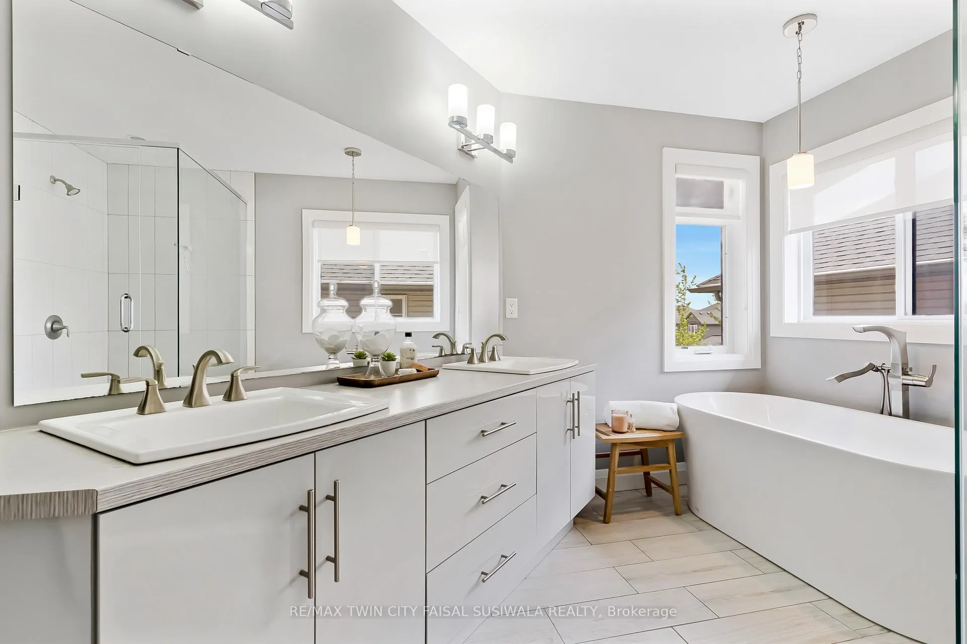 Photo 33 of 795 Autumn Willow Drive, Waterloo — HOMEH