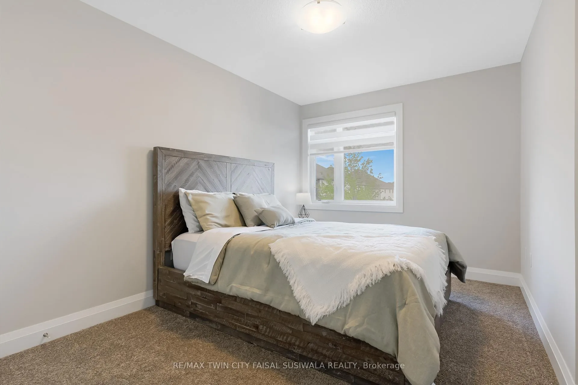 Photo 36 of 795 Autumn Willow Drive, Waterloo — HOMEH