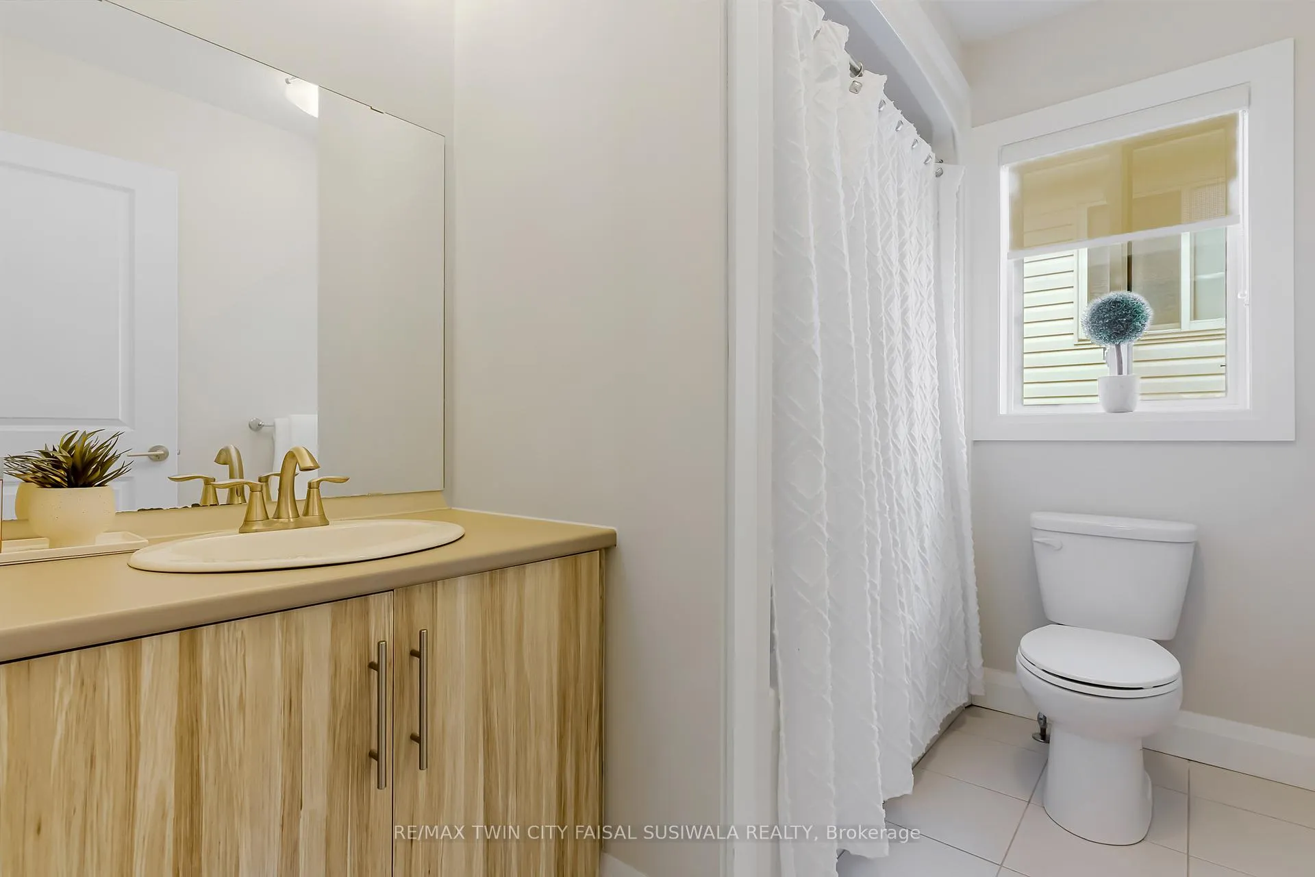 Photo 37 of 795 Autumn Willow Drive, Waterloo — HOMEH