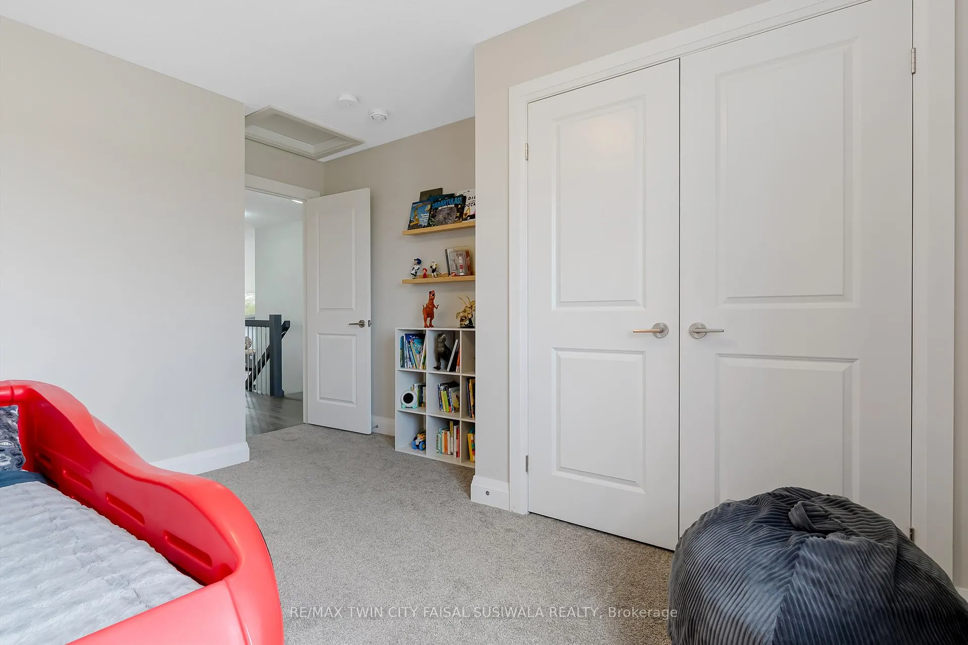 Photo 39 of 795 Autumn Willow Drive, Waterloo — HOMEH