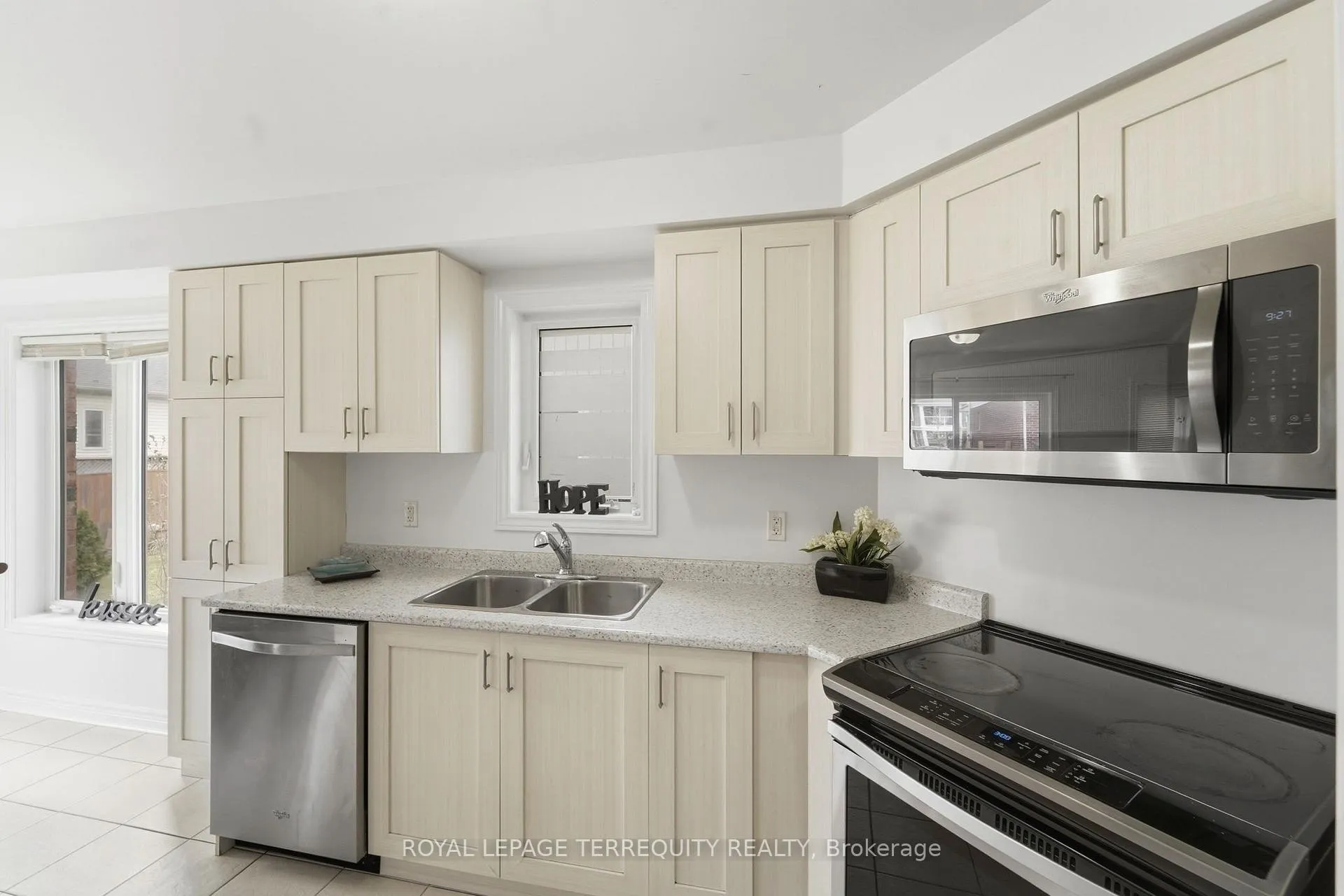 Photo 10 of 35 Colonel Lyall Street, St. Catharines, Secord Woods — HOMEH