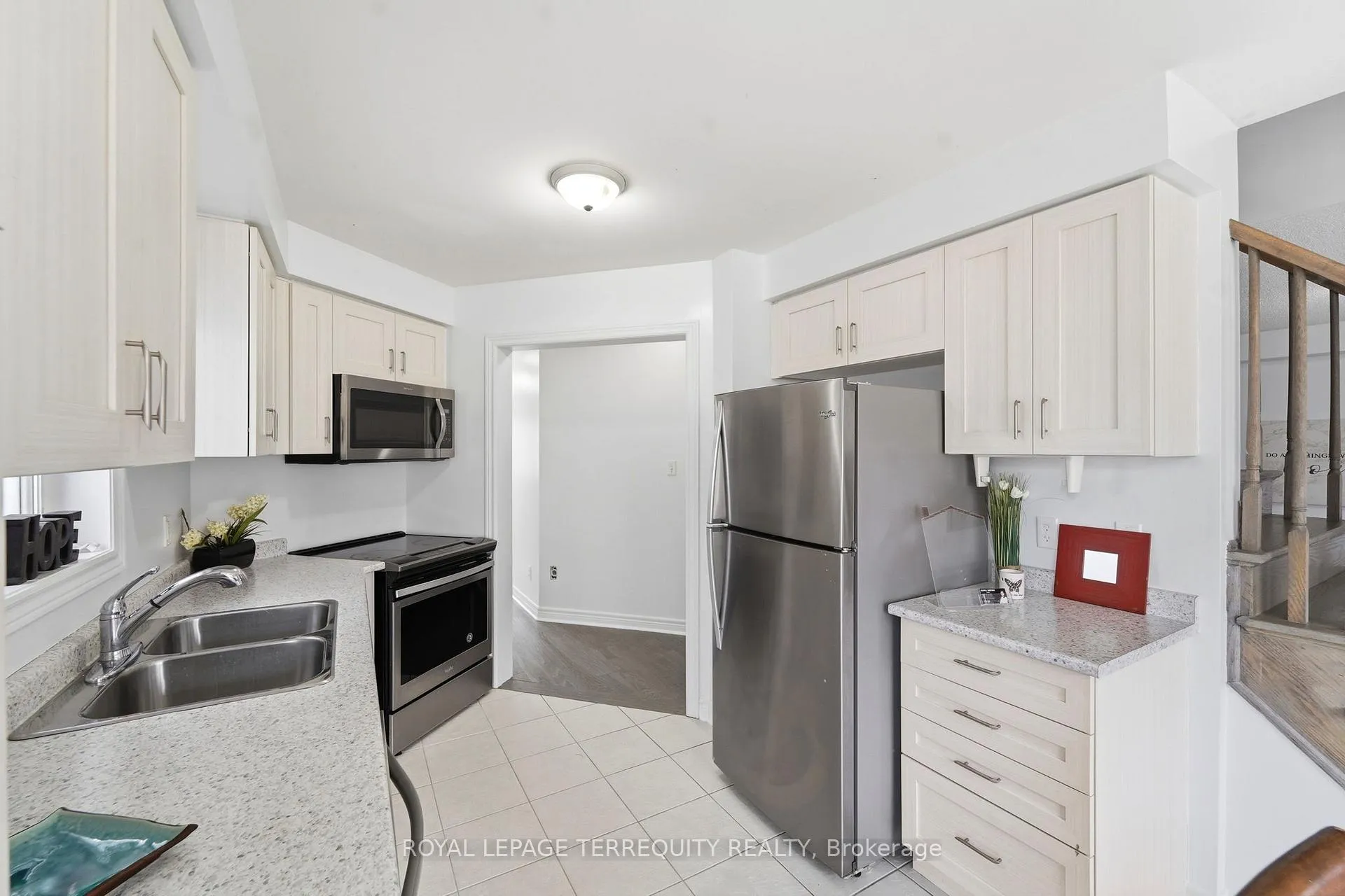 Photo 12 of 35 Colonel Lyall Street, St. Catharines, Secord Woods — HOMEH