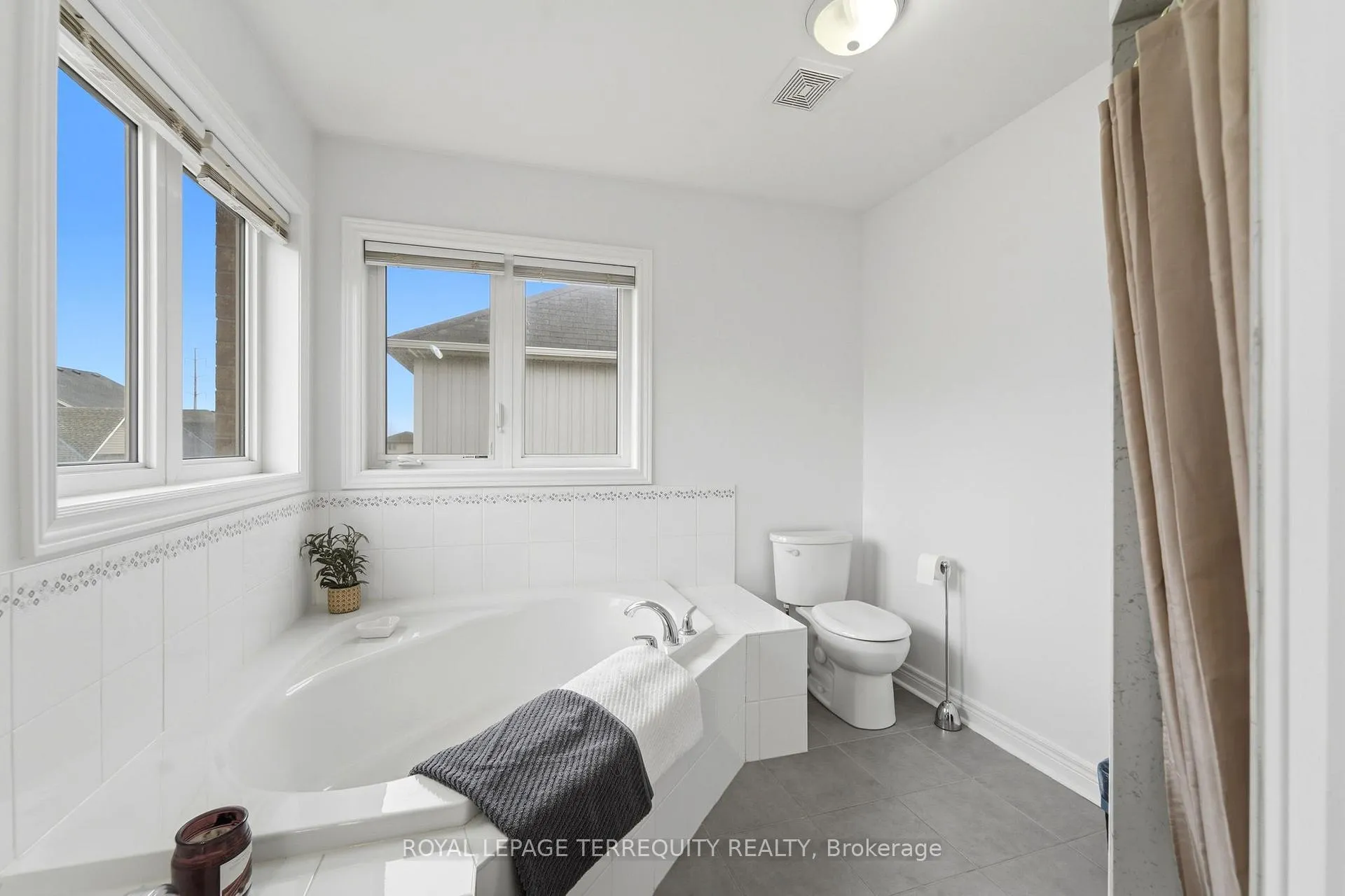 Photo 24 of 35 Colonel Lyall Street, St. Catharines, Secord Woods — HOMEH