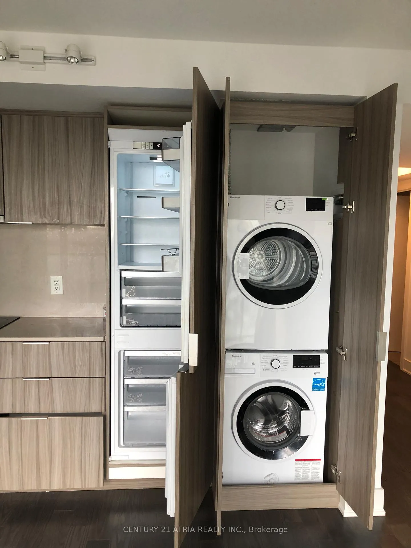 Photo 3 of Unit 1505, 955 Bay Street, Toronto, Bay Street Corridor — HOMEH