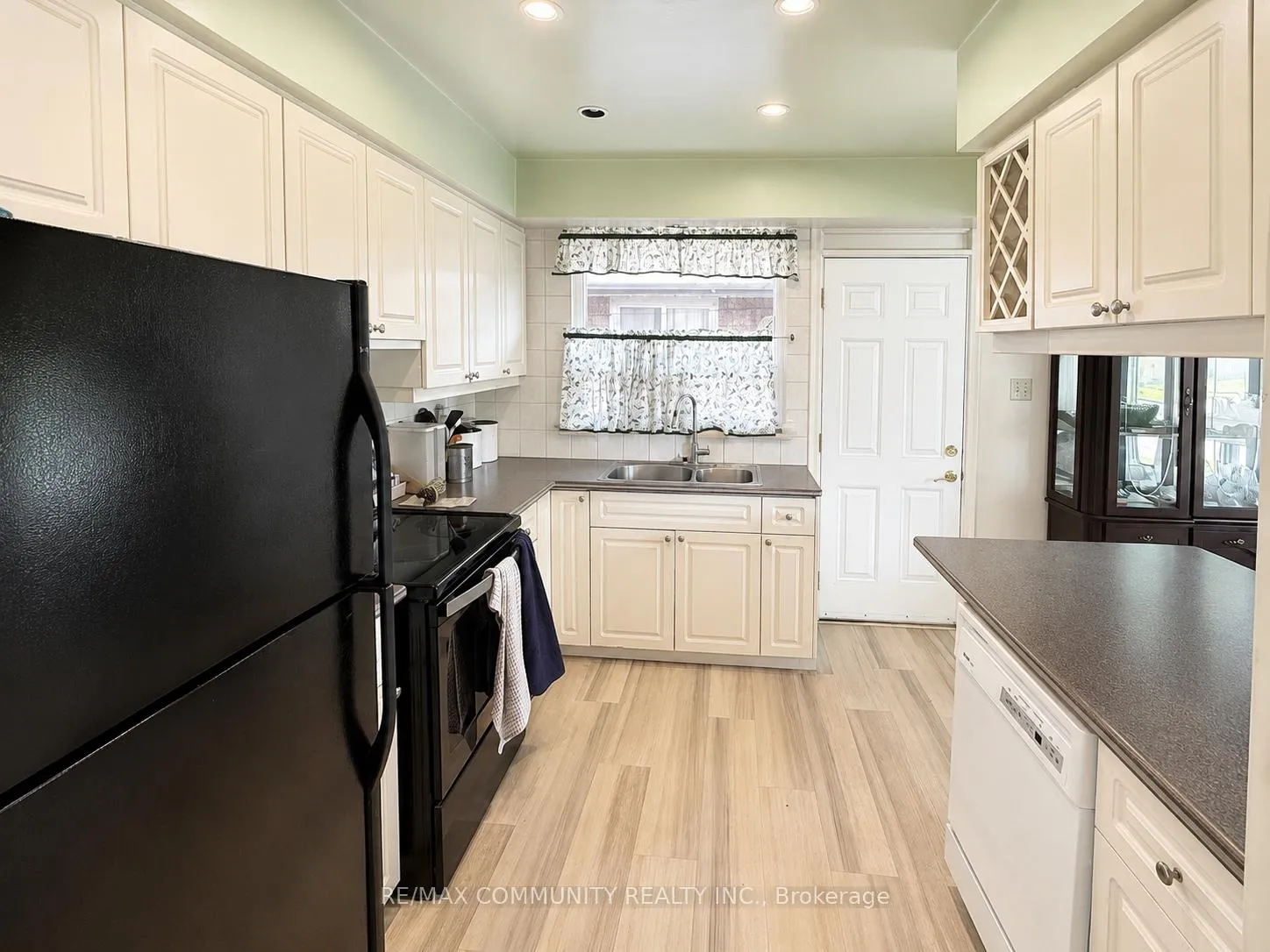 Photo 3 of 22 Cora Crescent, Scarborough, Bendale — HOMEH