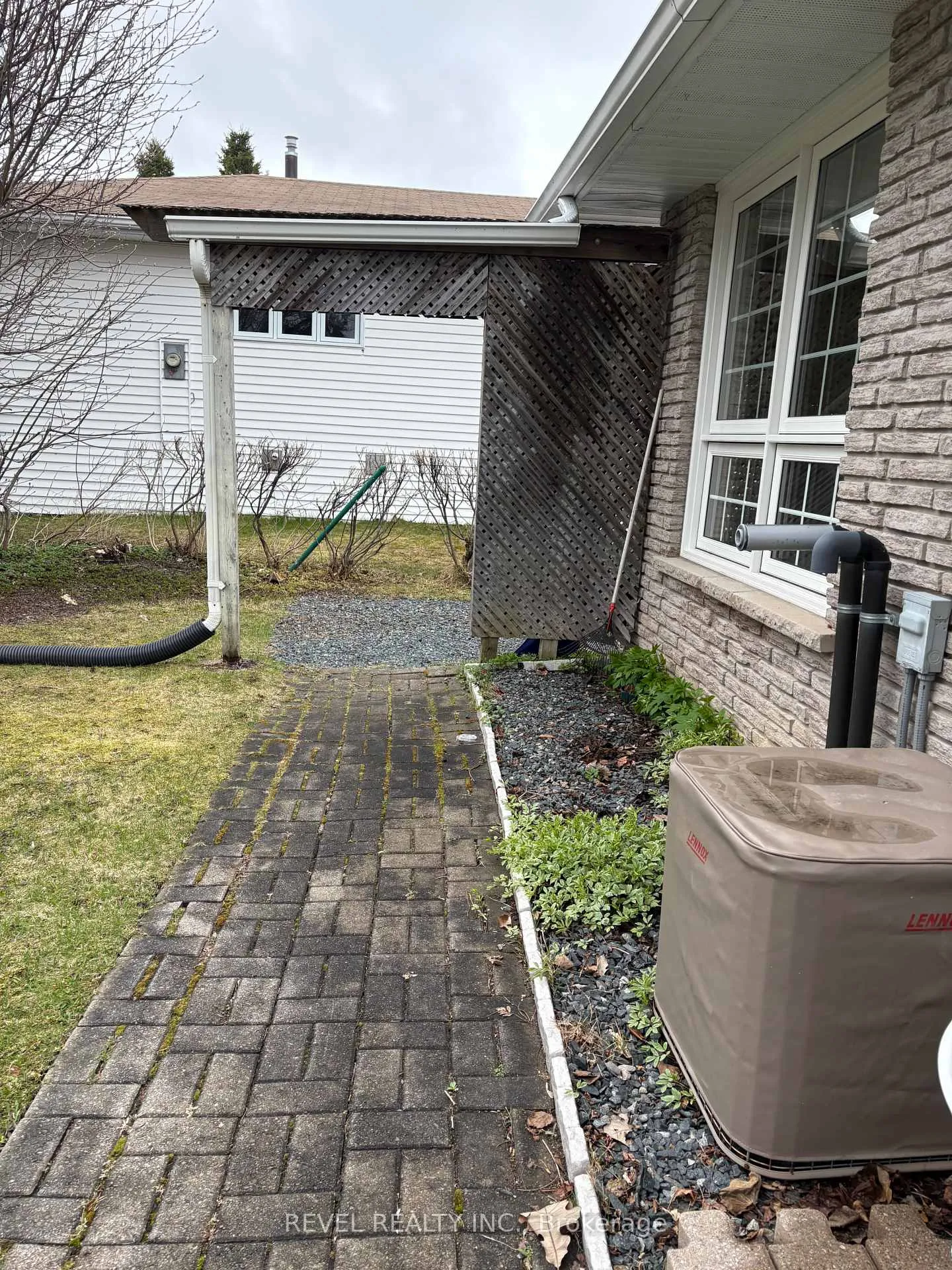 Photo 2 of 452 Eleventh Avenue, Cochrane — HOMEH