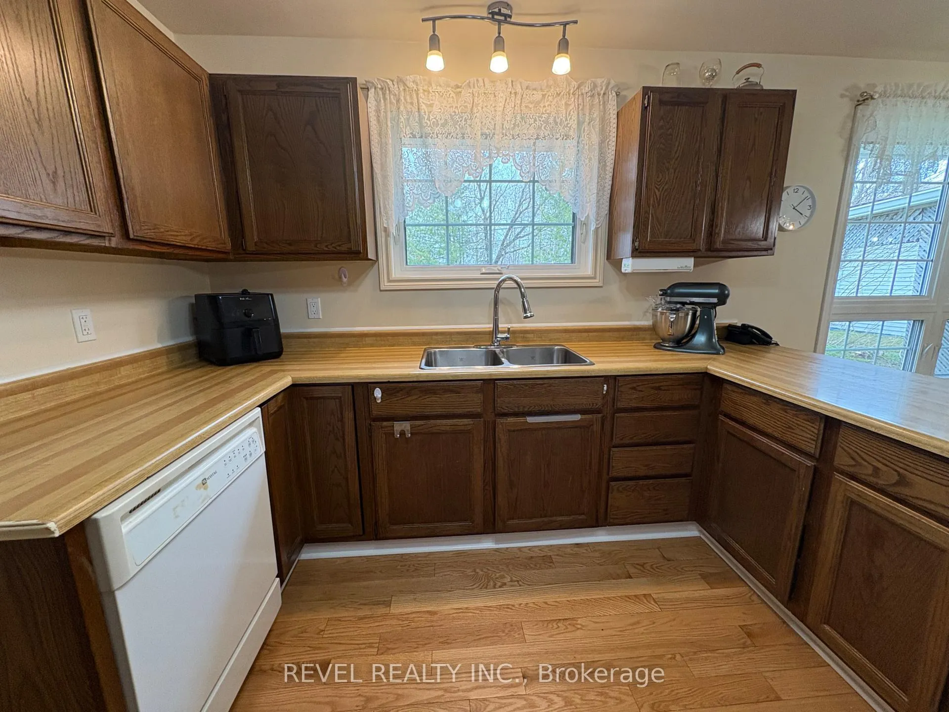 Photo 10 of 452 Eleventh Avenue, Cochrane — HOMEH