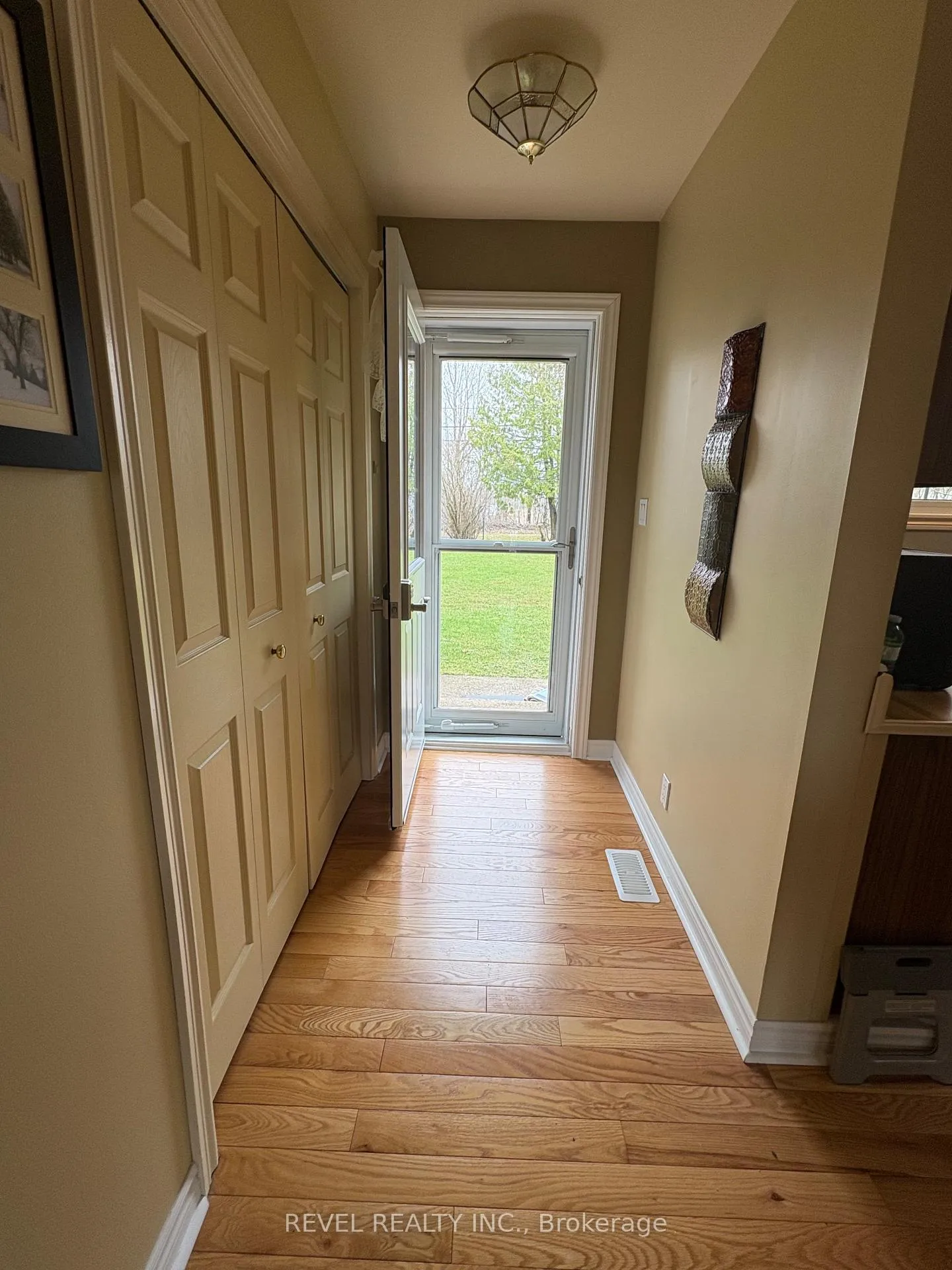 Photo 12 of 452 Eleventh Avenue, Cochrane — HOMEH