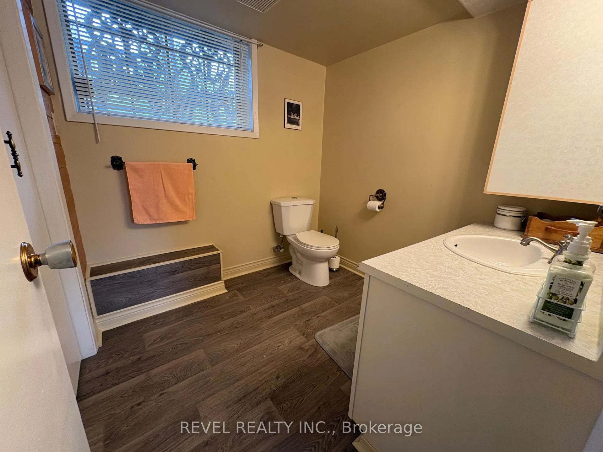 Photo 24 of 452 Eleventh Avenue, Cochrane — HOMEH