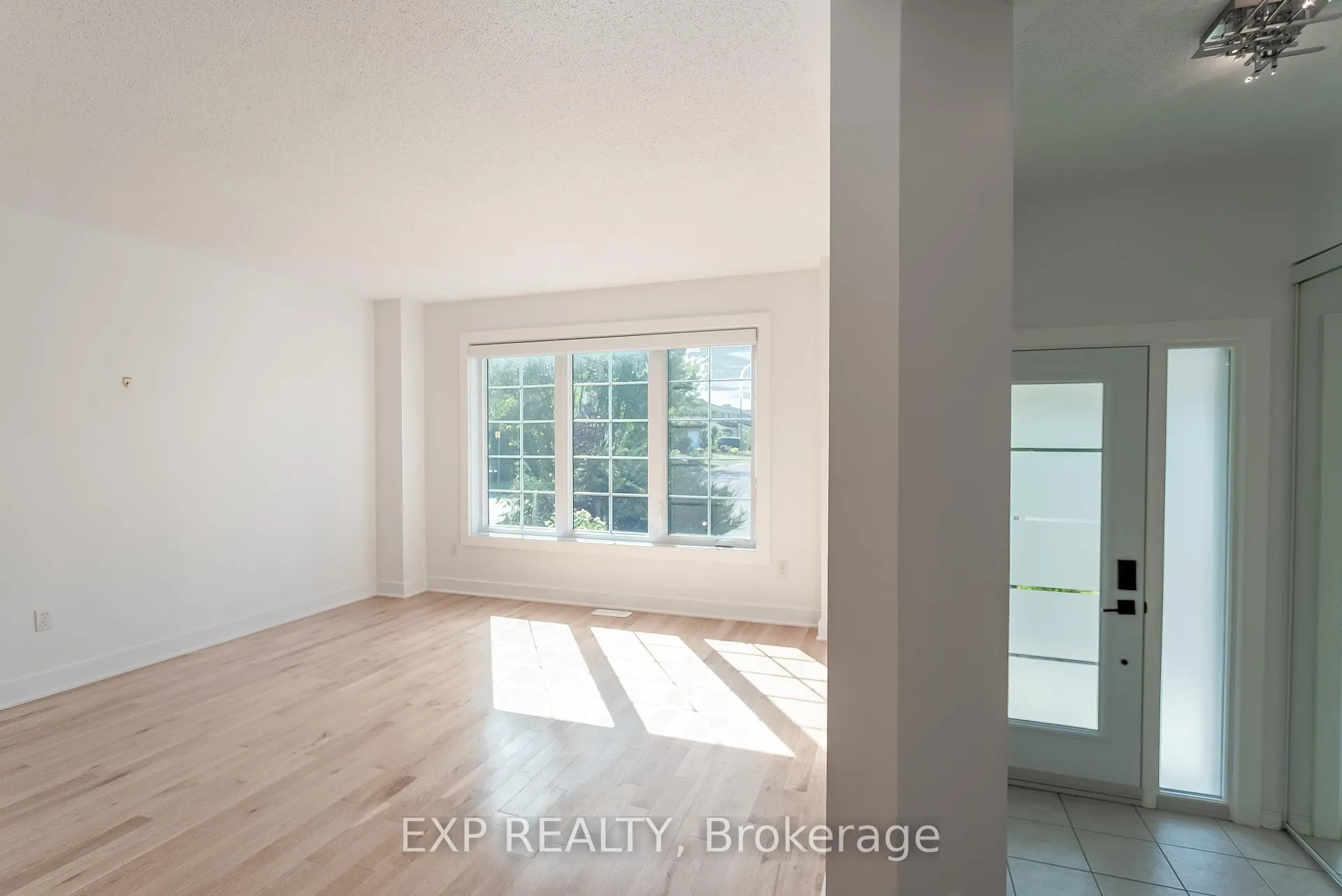 Photo 9 of 28 Chartwell Avenue, Ottawa, Craig Henry/Woodvale — HOMEH