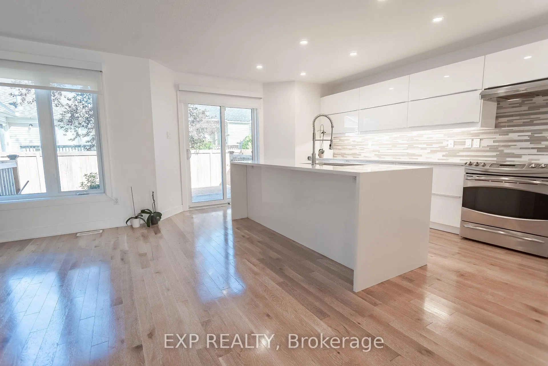 Photo 15 of 28 Chartwell Avenue, Ottawa, Craig Henry/Woodvale — HOMEH