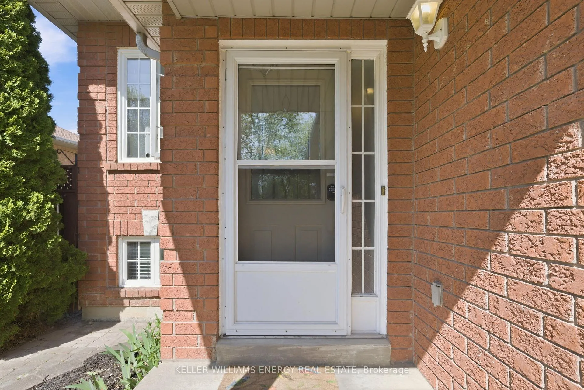 Photo 3 of 1075 Ridgemount Boulevard, Oshawa, Pinecrest — HOMEH
