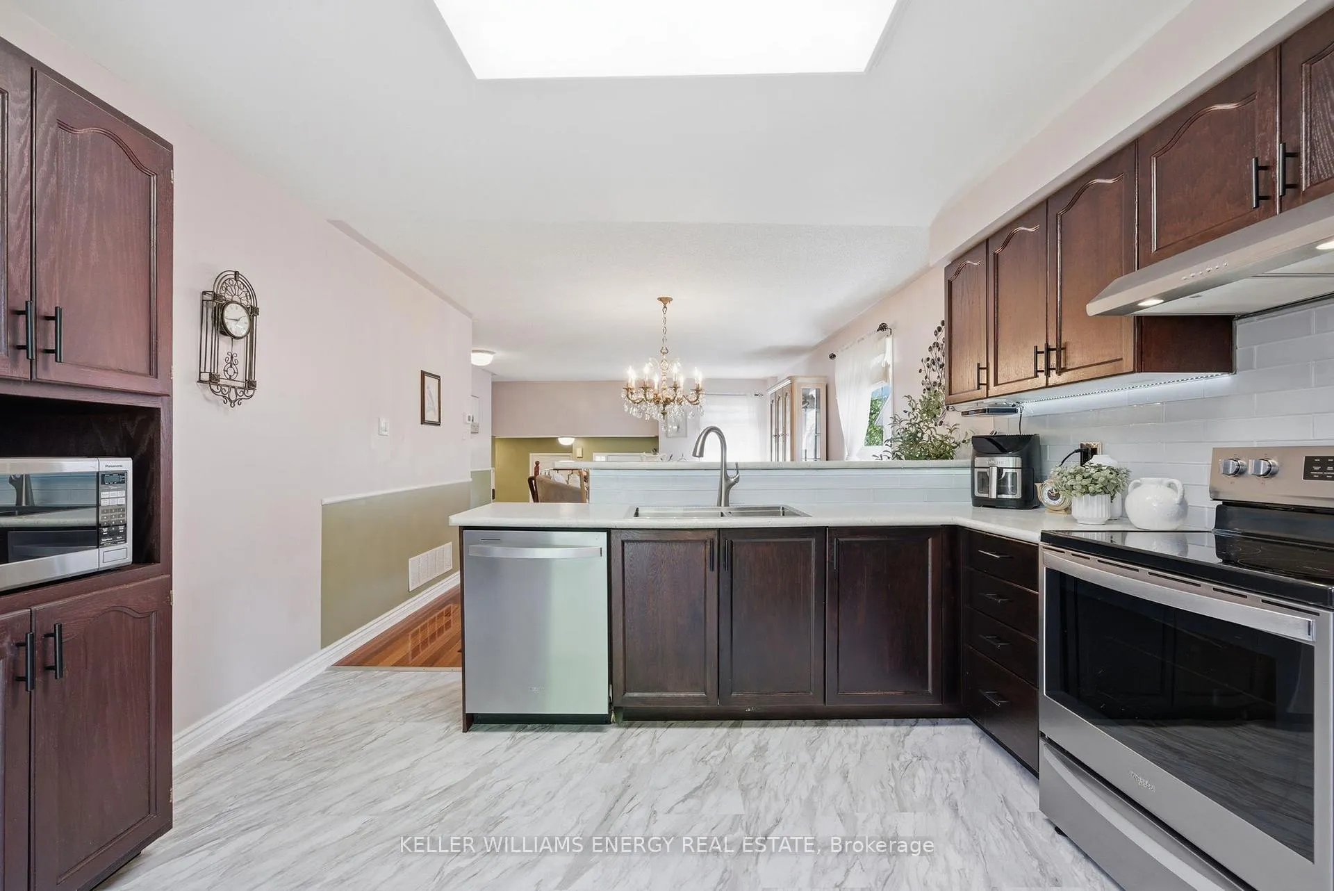 Photo 5 of 1075 Ridgemount Boulevard, Oshawa, Pinecrest — HOMEH