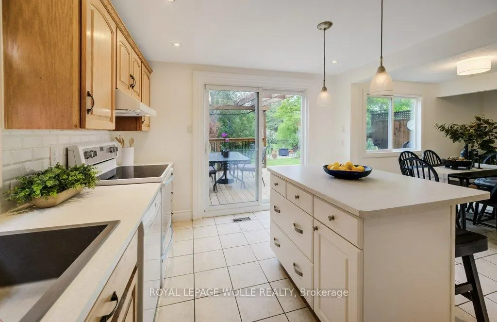 Photo 12 of 106 Parkland Crescent, Waterloo — HOMEH