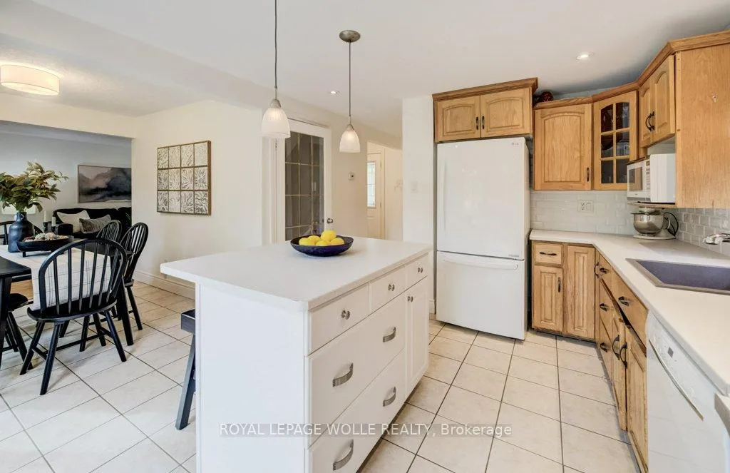 Photo 15 of 106 Parkland Crescent, Waterloo — HOMEH