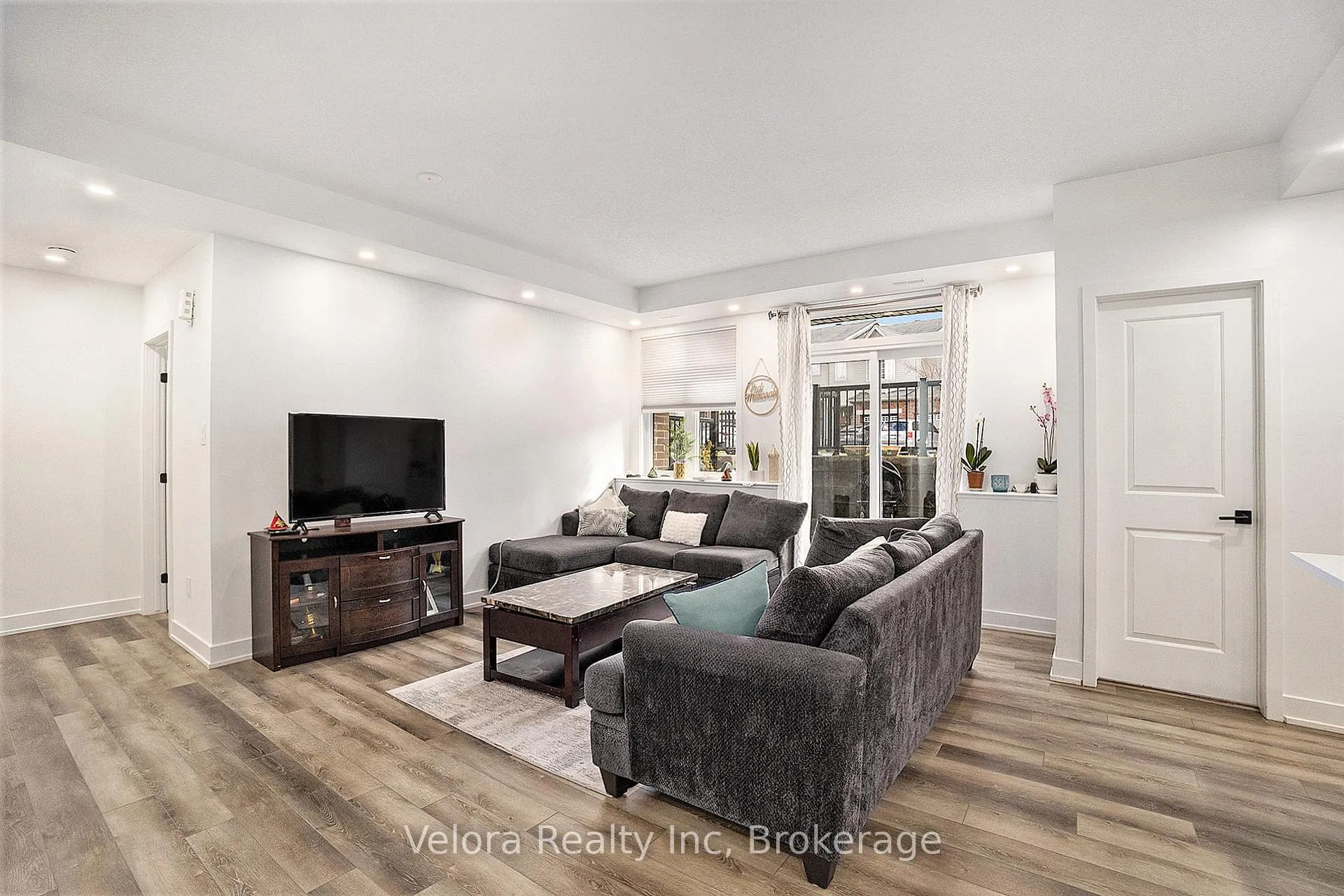 Photo 5 of Unit E, 390 Rolling Meadow Crescent E, Ottawa, Mer Bleue/Bradley Estates/Anderson Park — HOMEH