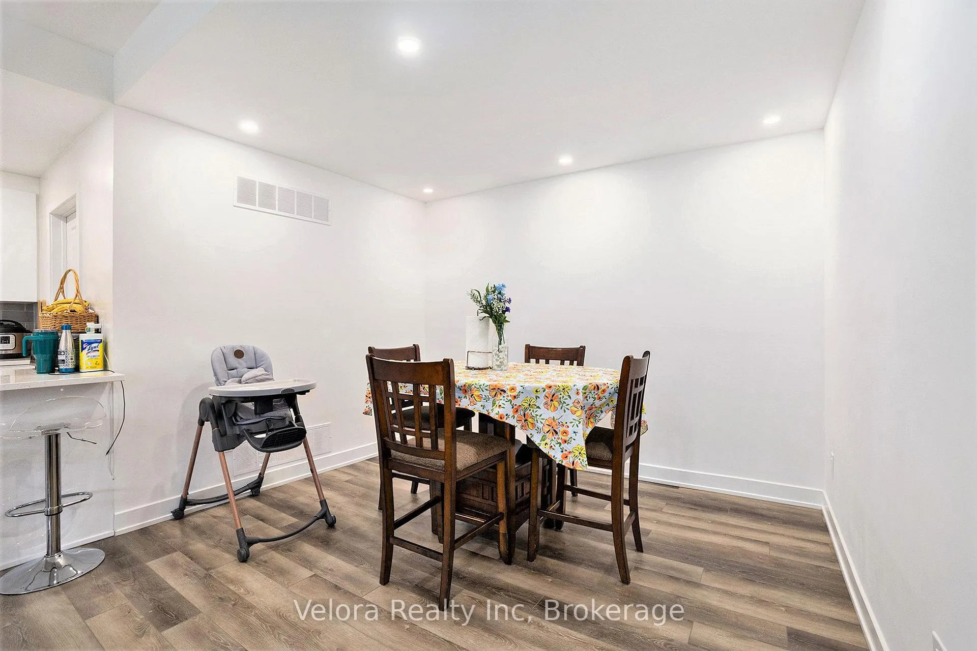 Photo 6 of Unit E, 390 Rolling Meadow Crescent E, Ottawa, Mer Bleue/Bradley Estates/Anderson Park — HOMEH