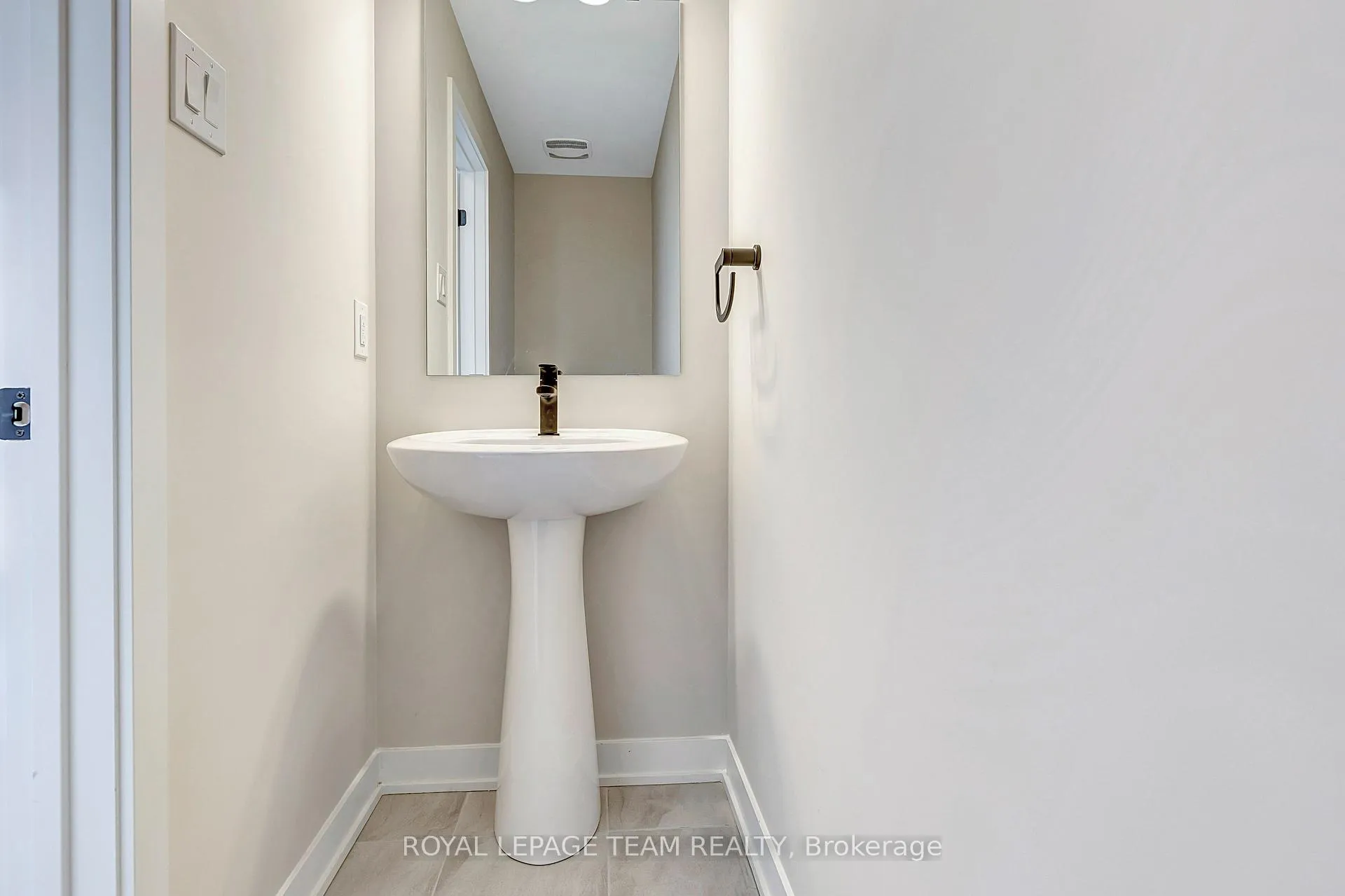 Photo 3 of 920 Parnian Private, Ottawa, Barrhaven - Half Moon Bay — HOMEH