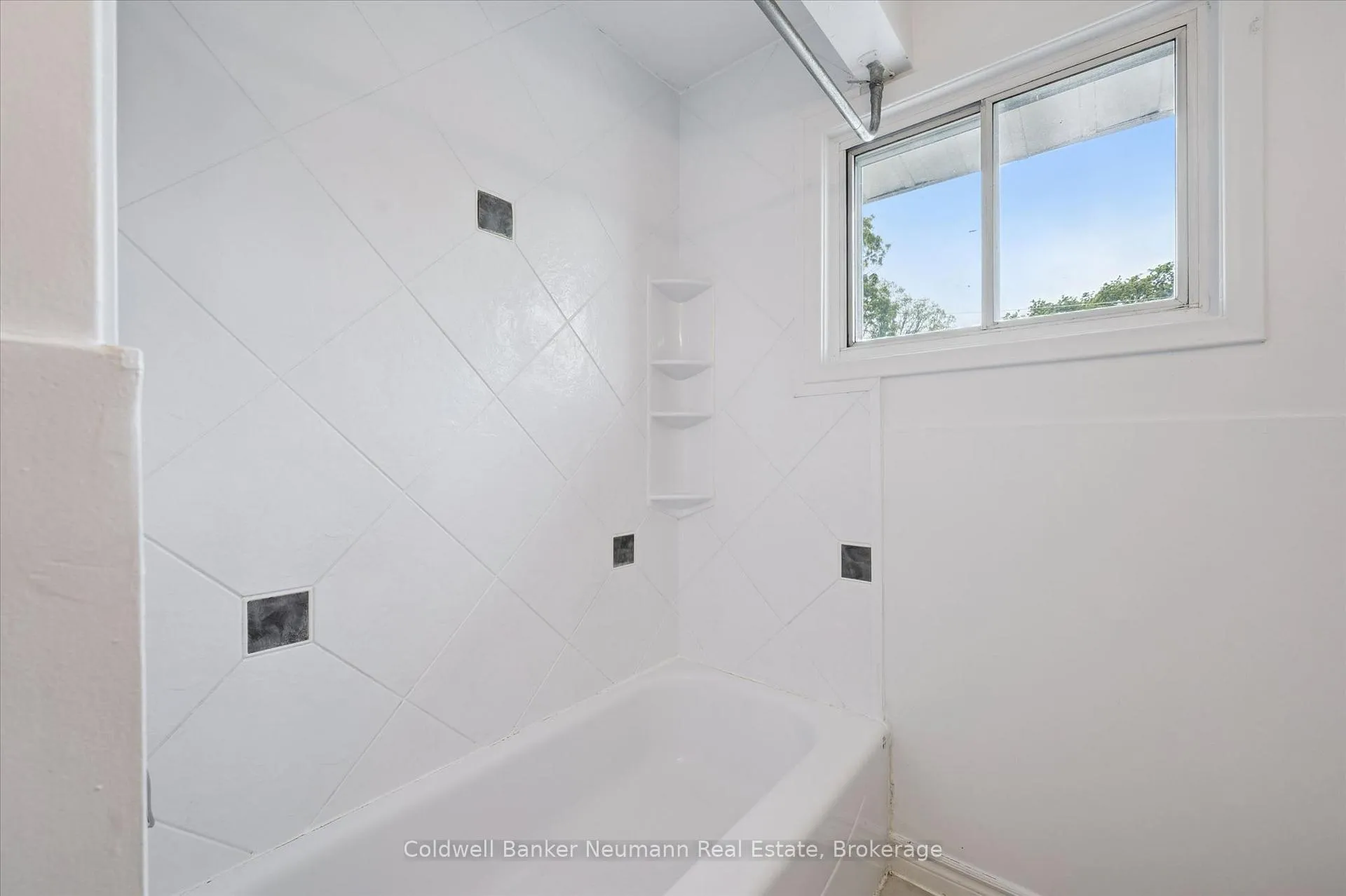 Photo 17 of 40 Fairview Boulevard, Guelph, Dovercliffe Park/Old University — HOMEH