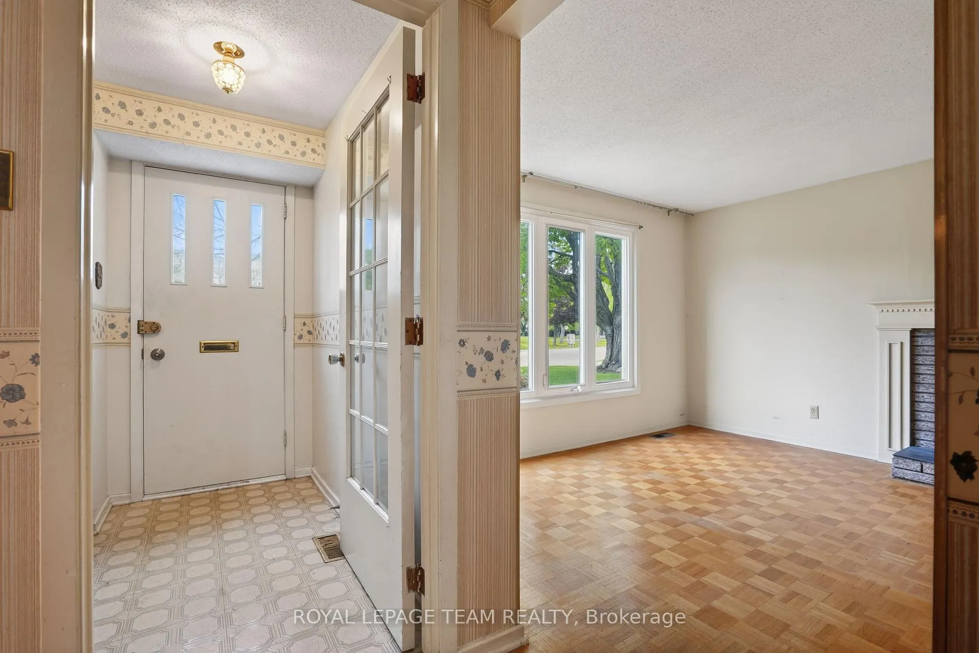 Photo 3 of 16 Parkglen Drive, Ottawa, Meadowlands/St. Claire Gardens — HOMEH