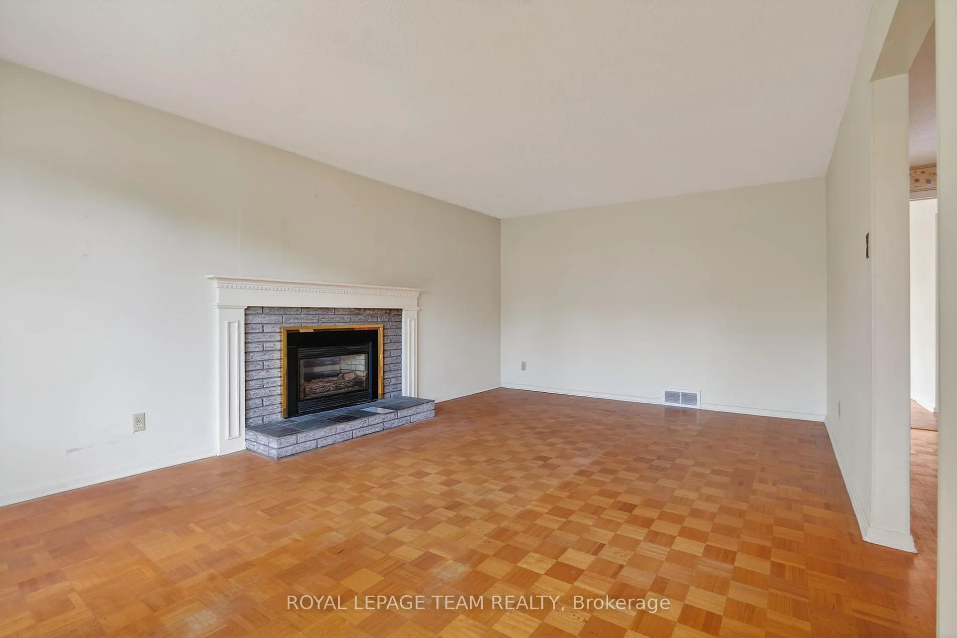 Photo 4 of 16 Parkglen Drive, Ottawa, Meadowlands/St. Claire Gardens — HOMEH