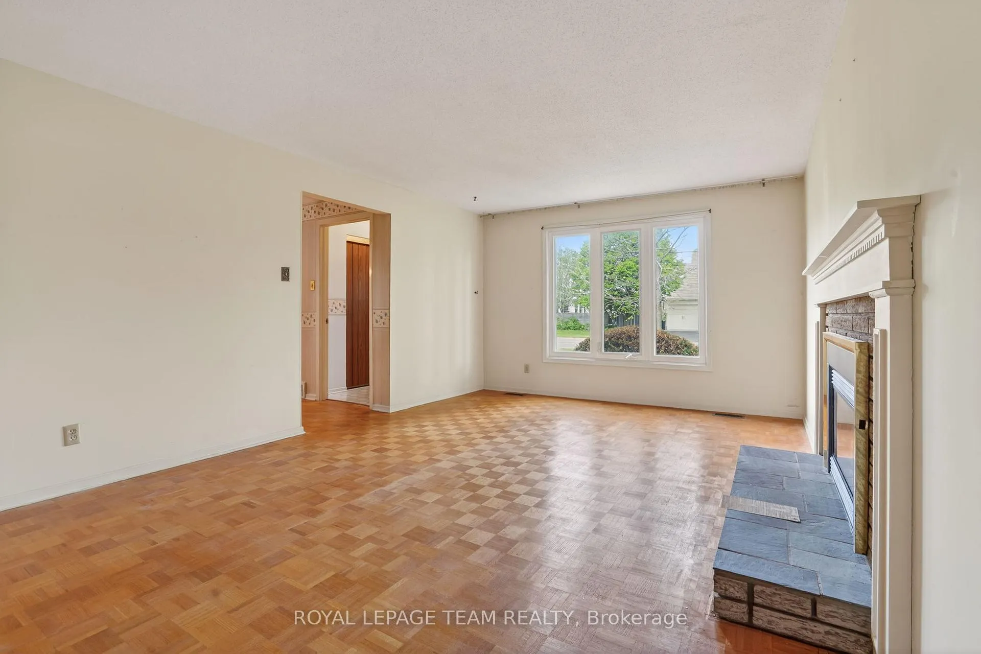 Photo 6 of 16 Parkglen Drive, Ottawa, Meadowlands/St. Claire Gardens — HOMEH